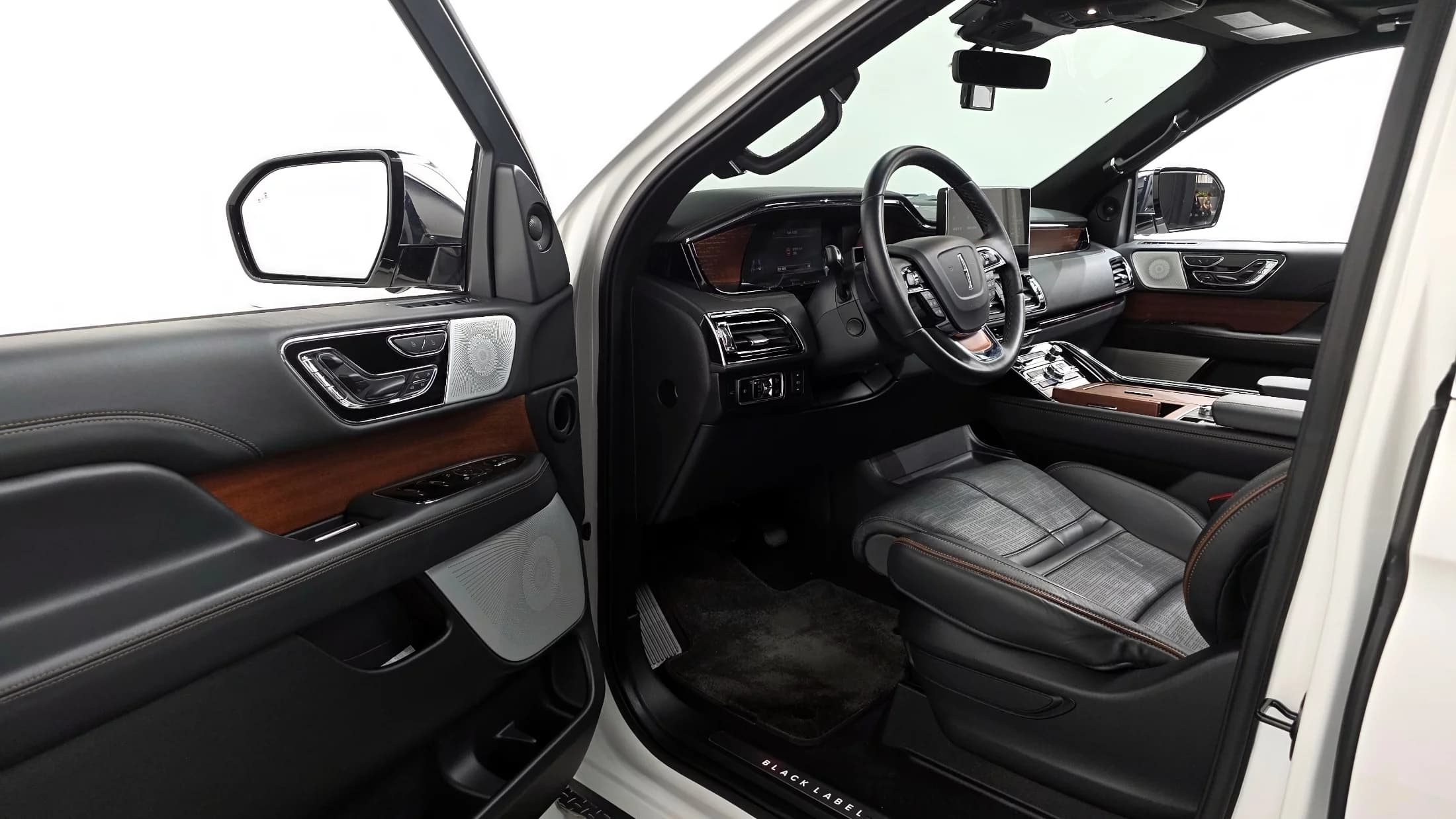 Lincoln NAVIGATOR 3.5L Black Label, 2023 г. 20967 км. — фото 10