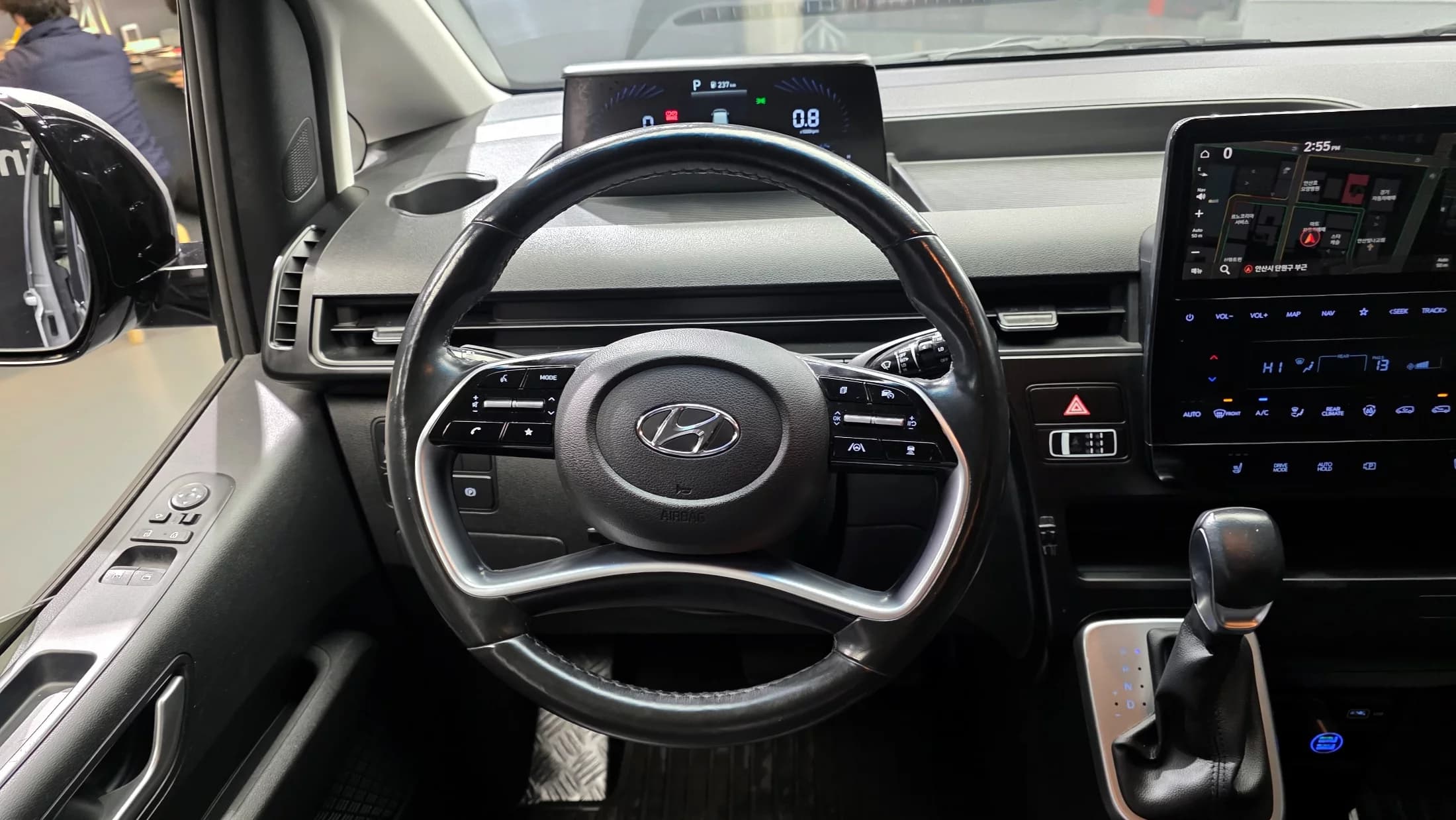 Hyundai Staria 4WD Tourer 9-Seater Modern, 2021 г. 68399 км. — фото 13