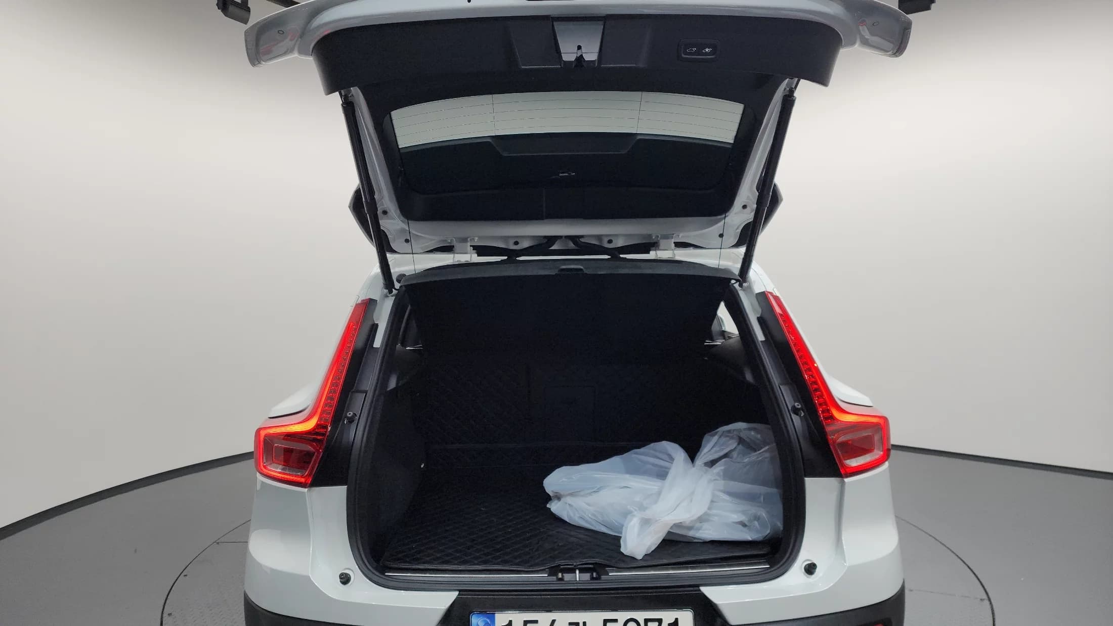 Volvo XC40 B4 Ultimate Bright, 2023 г. 13380 км. — фото 20