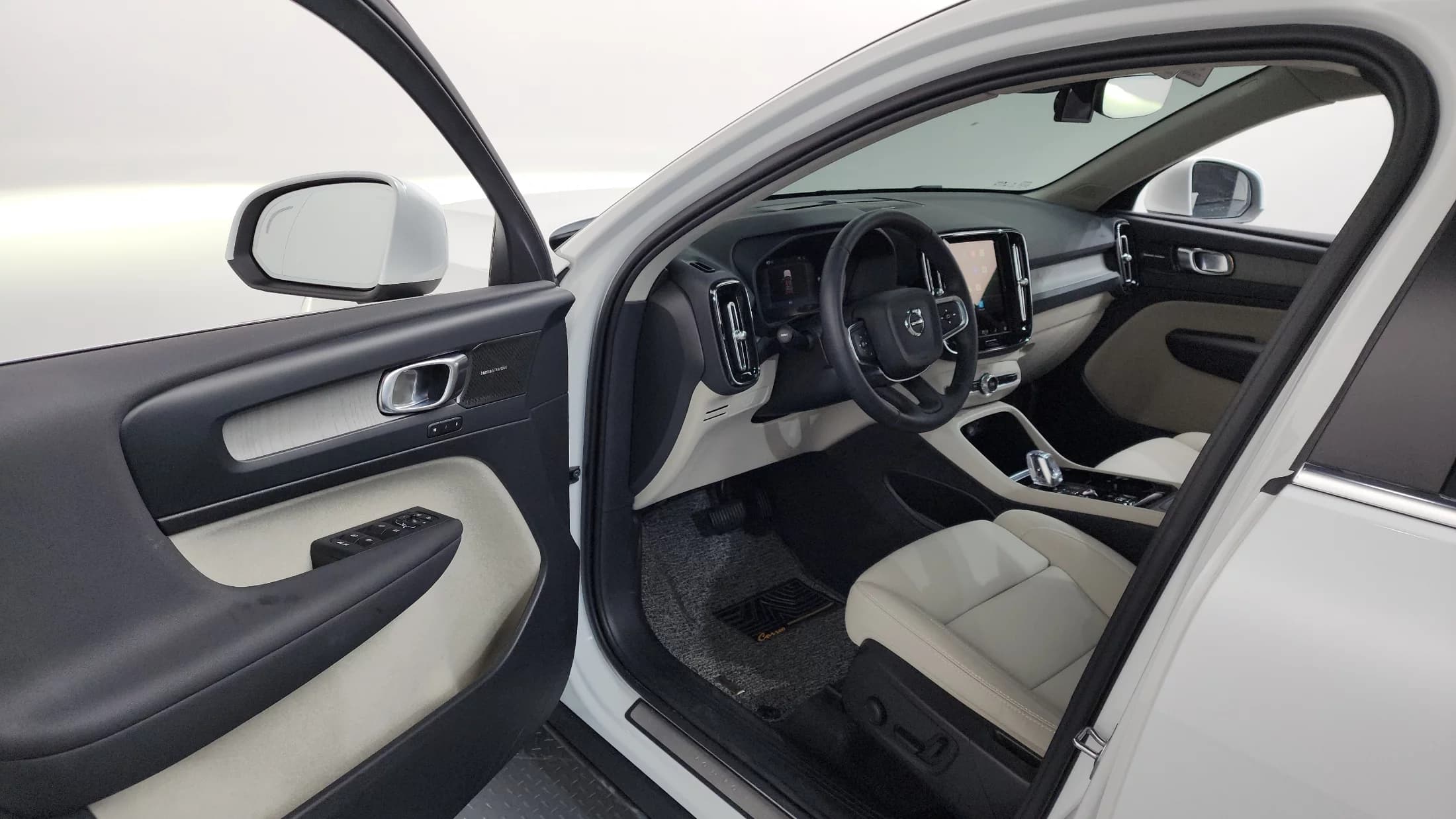 Volvo XC40 B4 Ultimate Bright, 2023 г. 13380 км. — фото 10