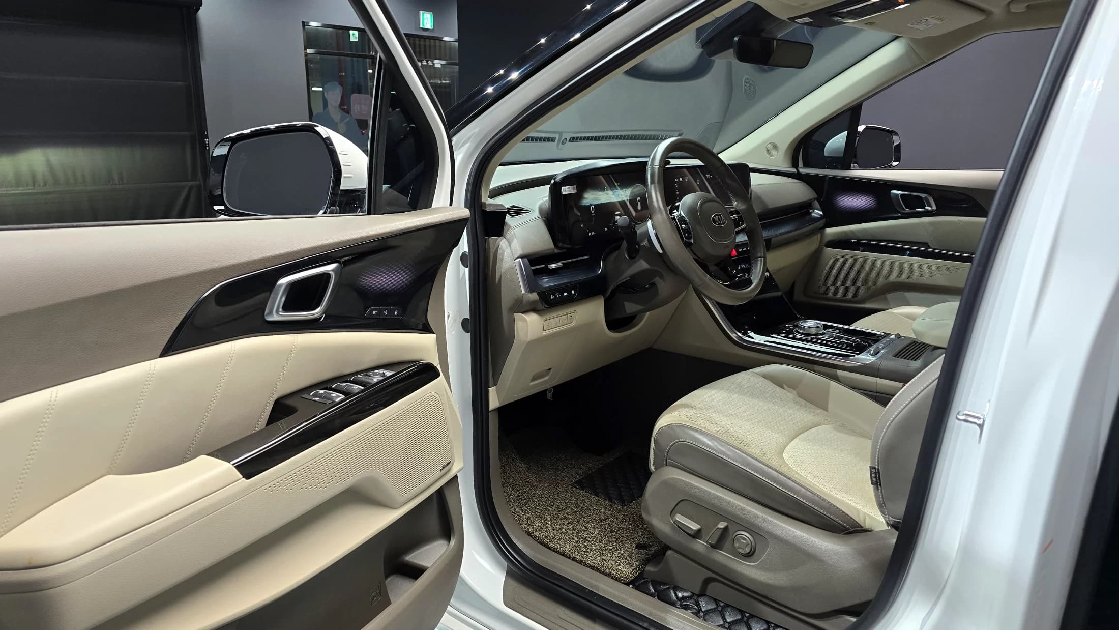Kia Carnival Gasoline 7-Seater Hi-Limousine Signature, 2021 г. 65705 км. — фото 11