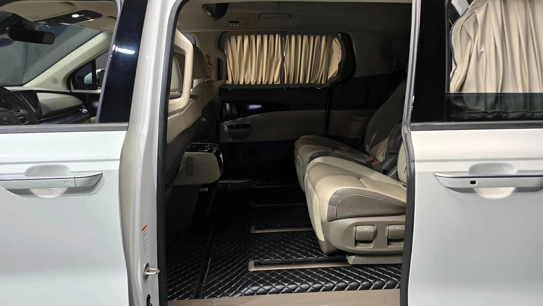 Kia Carnival Gasoline 7-Seater Hi-Limousine Signature, 2021 г. 65705 км. — фото 12