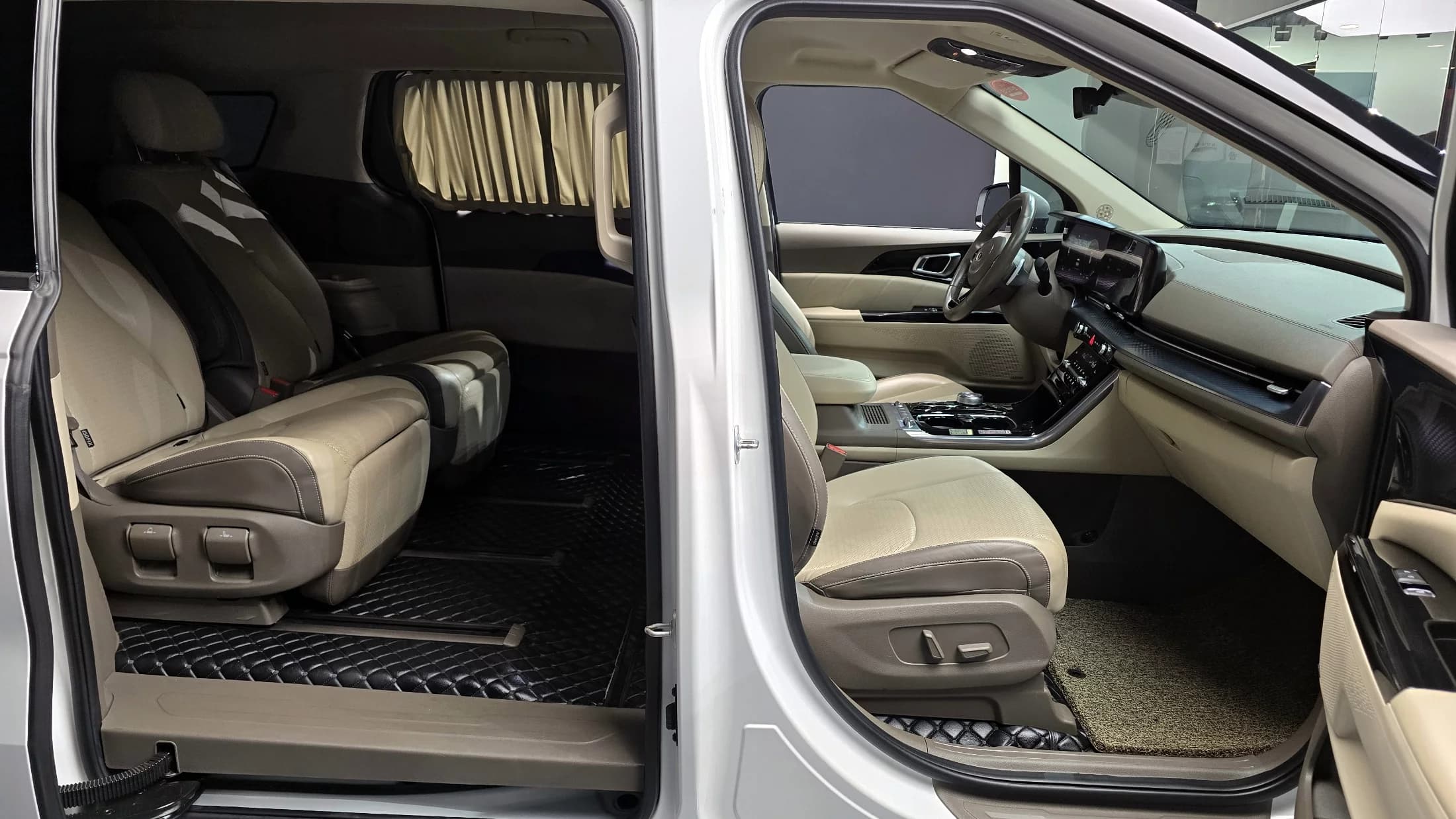 Kia Carnival Gasoline 7-Seater Hi-Limousine Signature, 2021 г. 65705 км. — фото 10