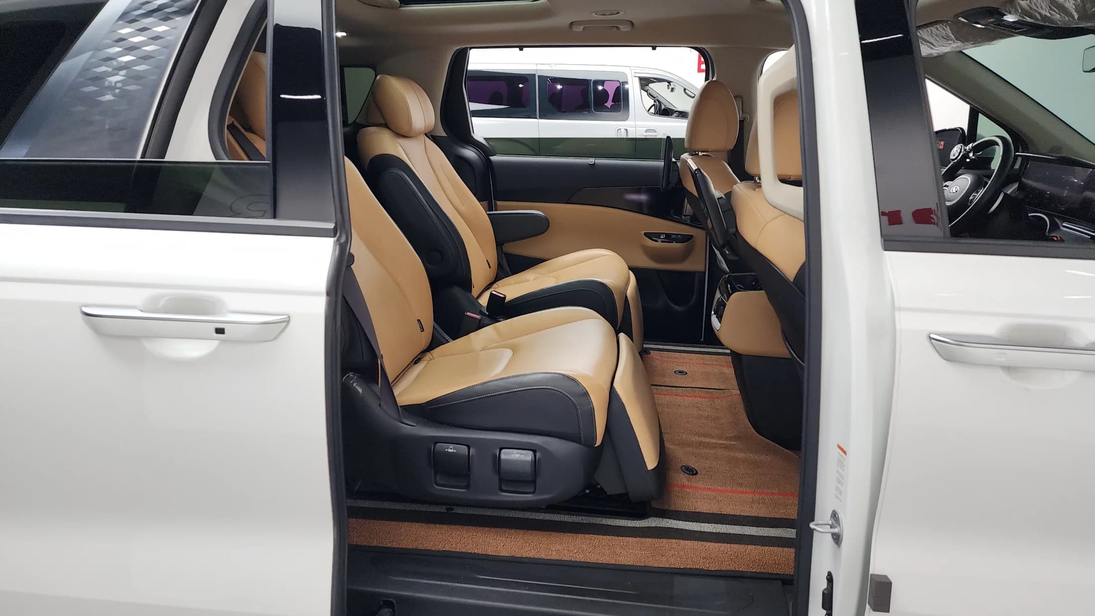 Kia Carnival 7-Seater Signature, 2021 г. 97519 км. — фото 12