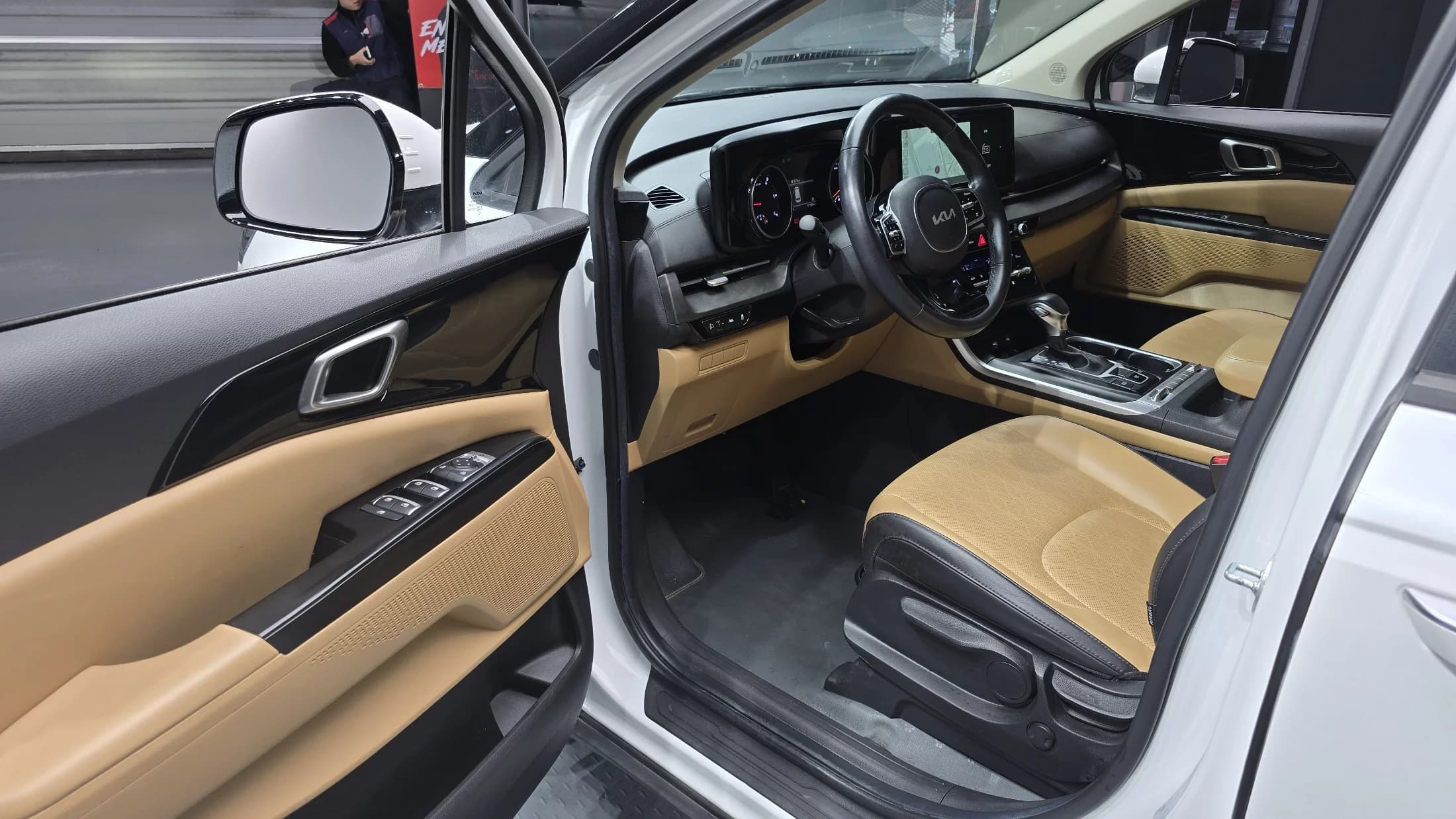 Kia Carnival 9-Seater Prestige, 2023 г. 57577 км. — фото 11