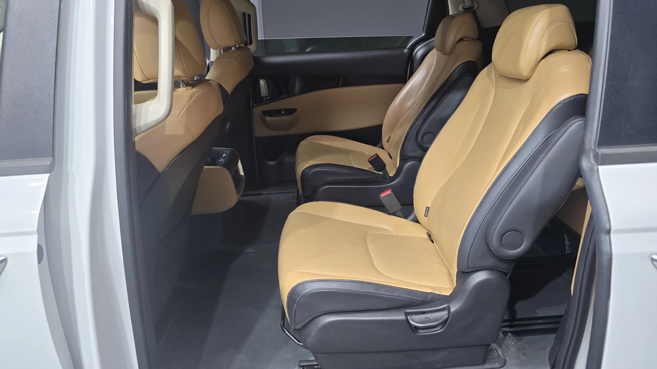 Kia Carnival 9-Seater Prestige, 2023 г. 57577 км. — фото 13