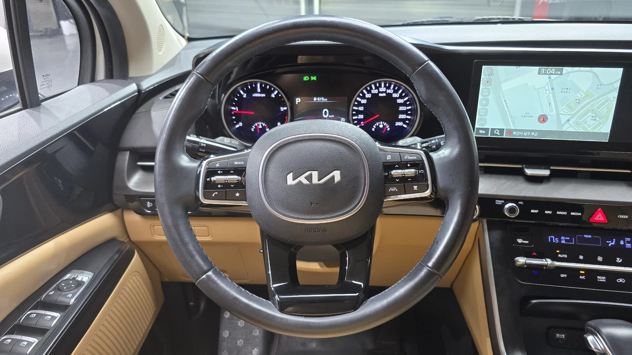 Kia Carnival 9-Seater Prestige, 2023 г. 57577 км. — фото 14