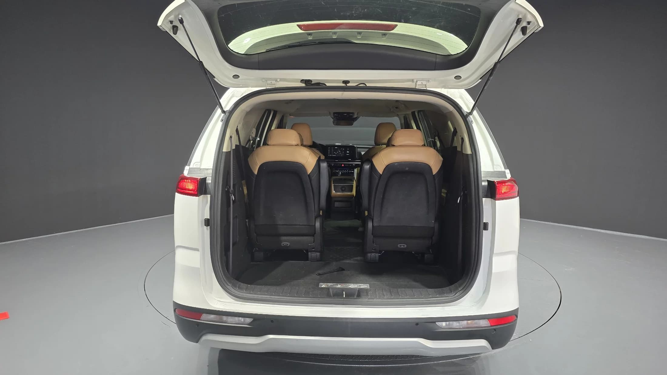 Kia Carnival 9-Seater Prestige, 2023 г. 57577 км. — фото 20