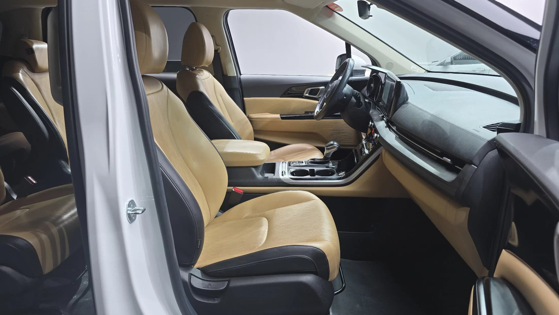 Kia Carnival 9-Seater Prestige, 2023 г. 57577 км. — фото 10