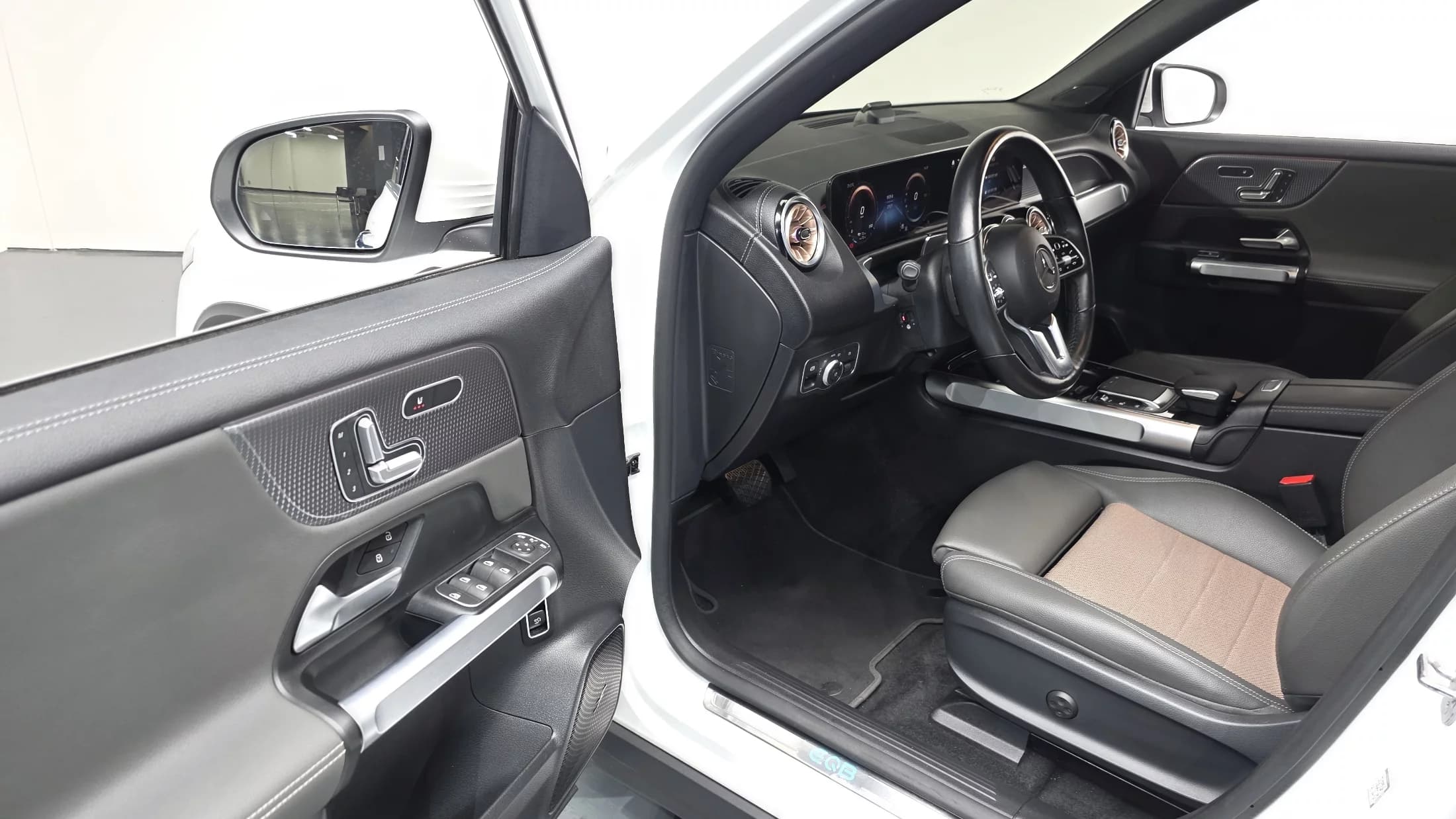 Mercedes-Benz EQB EQB300 4MATIC, электромобиль, 2022 г. 27277 км. — фото 11