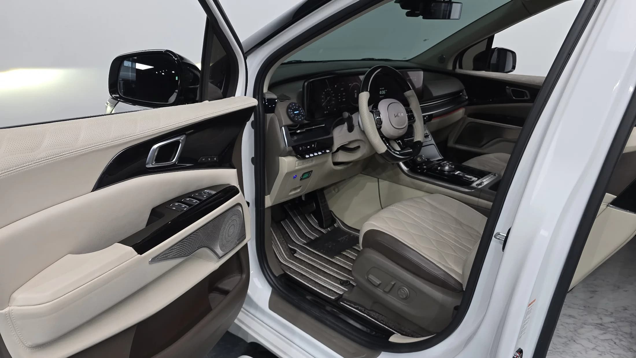 Kia Carnival 9-Seater Hi-Limousine(Special Vehicle), 2021 г. 65092 км. — фото 11