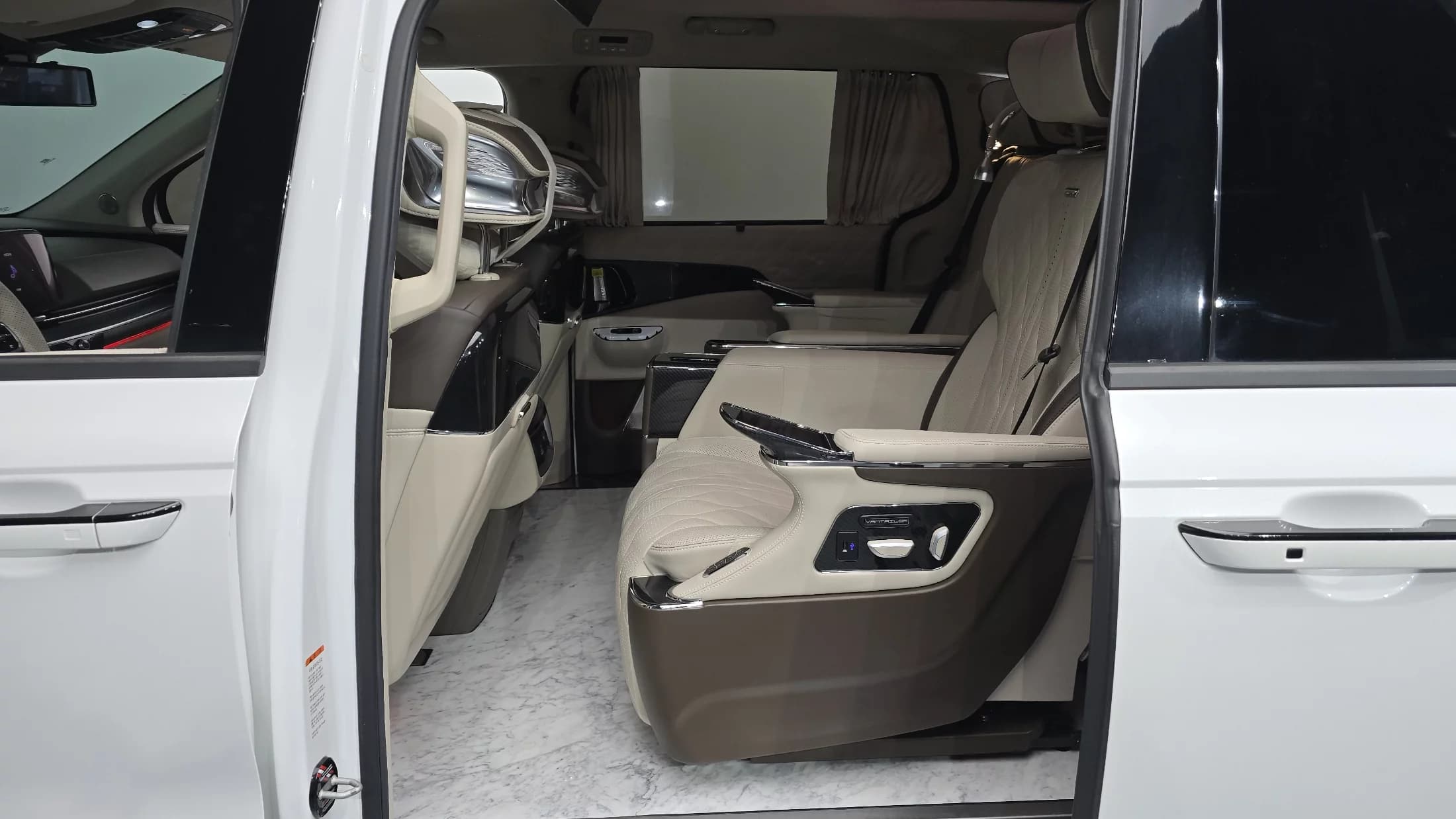 Kia Carnival 9-Seater Hi-Limousine(Special Vehicle), 2021 г. 65092 км. — фото 12