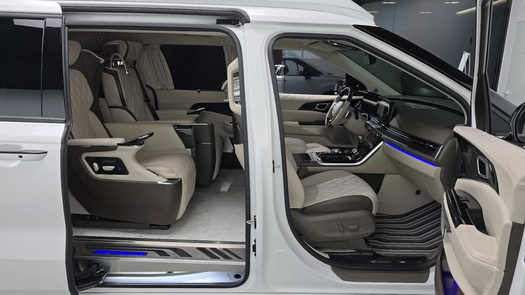 Kia Carnival 9-Seater Hi-Limousine(Special Vehicle), 2021 г. 65092 км. — фото 10