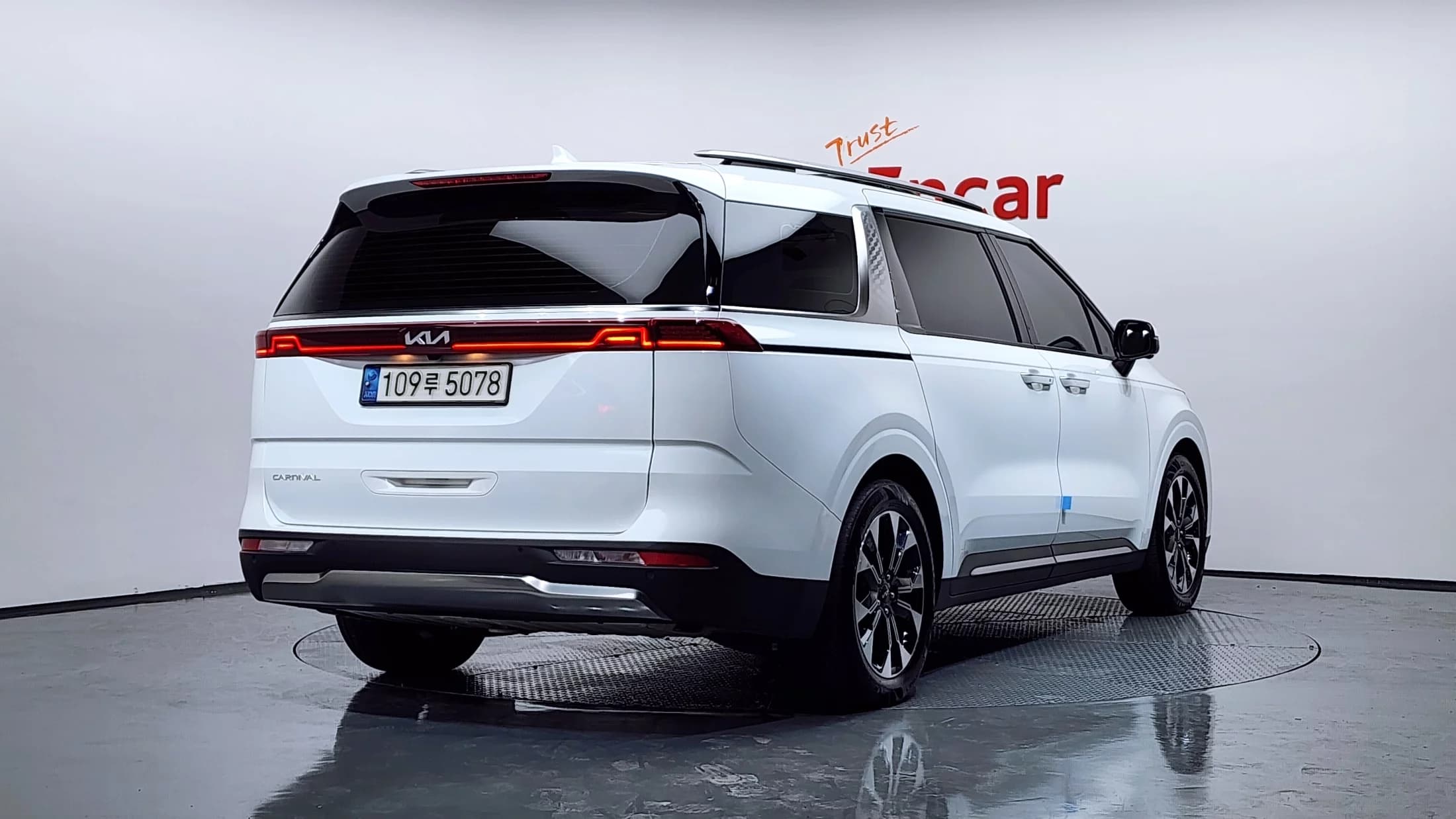 Kia Carnival 9-Seater Signature, 2021 г. 47923 км. — фото 2