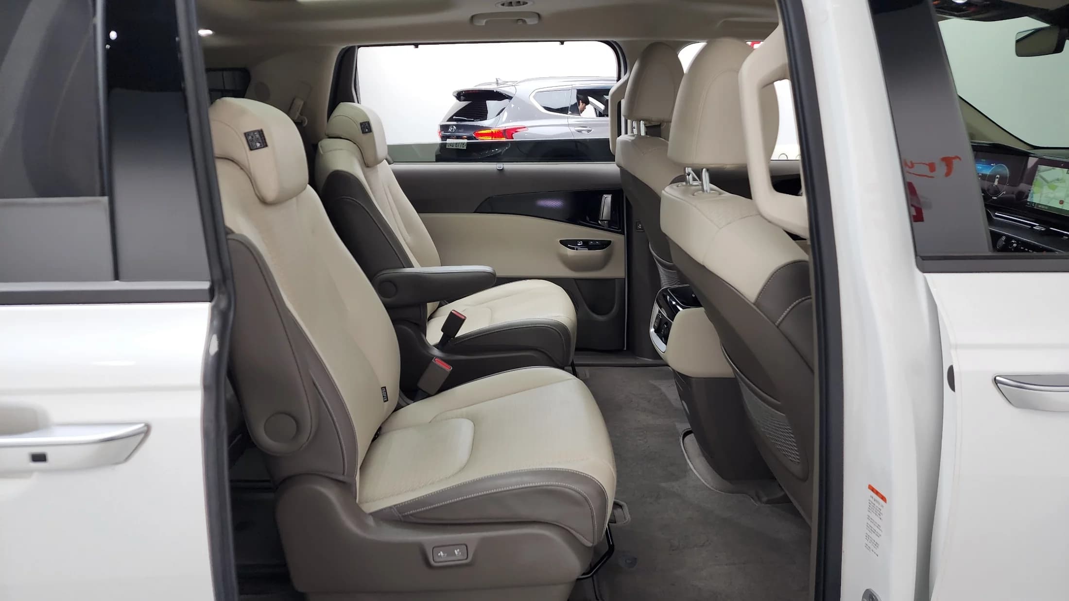 Kia Carnival 9-Seater Signature, 2021 г. 47923 км. — фото 12