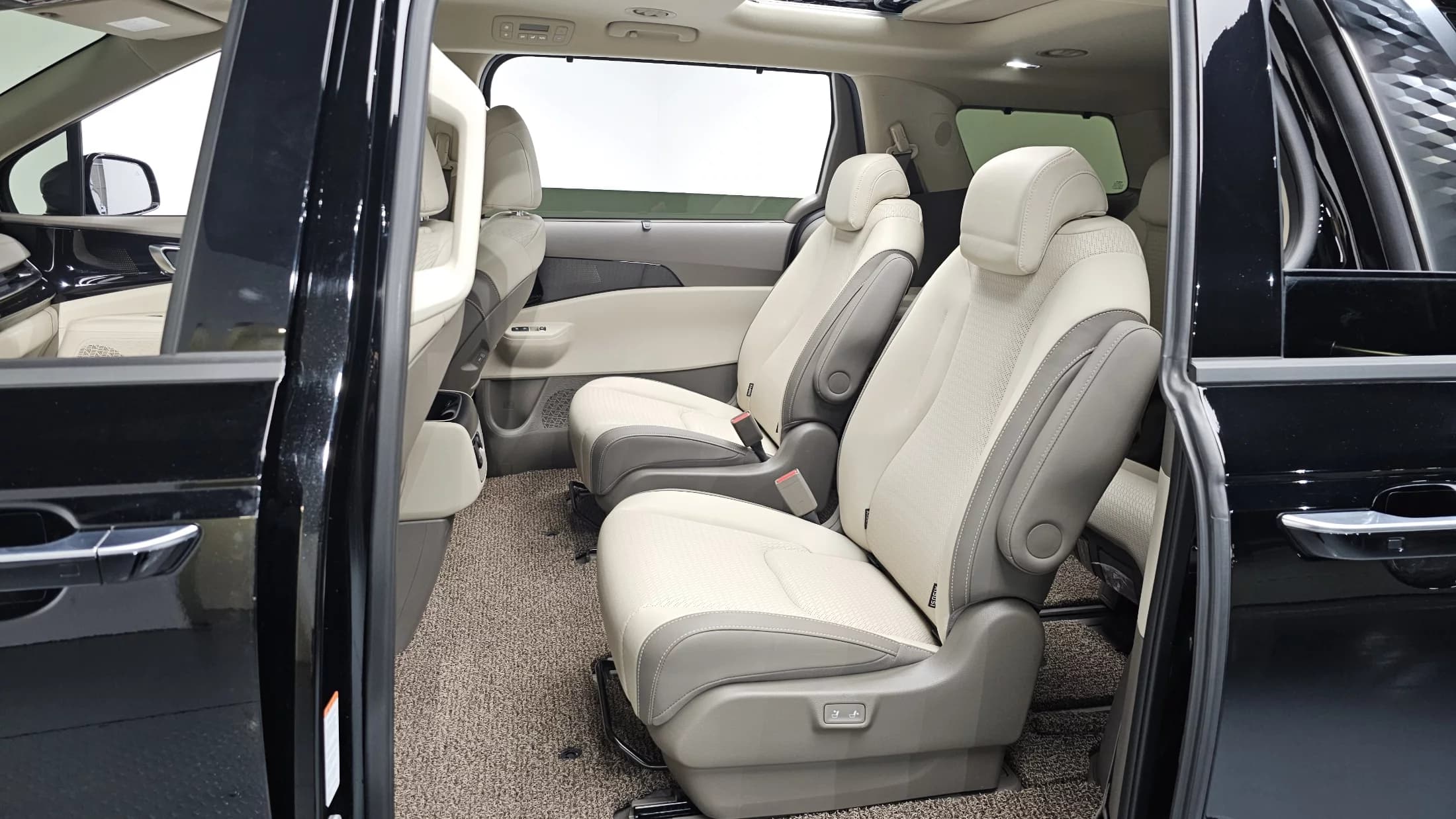 Kia Carnival 9-Seater Signature, 2024 г. 29576 км. — фото 11