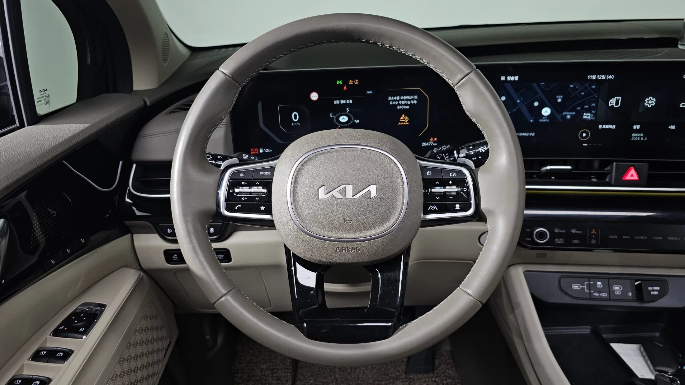 Kia Carnival 9-Seater Signature, 2024 г. 29576 км. — фото 12