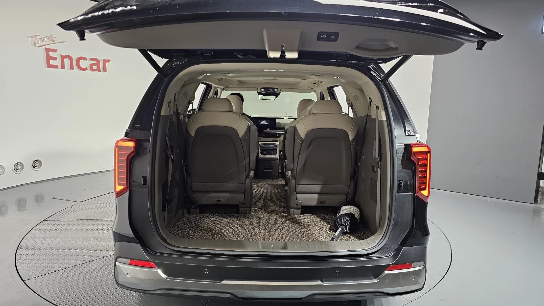 Kia Carnival 9-Seater Signature, 2024 г. 29576 км. — фото 19