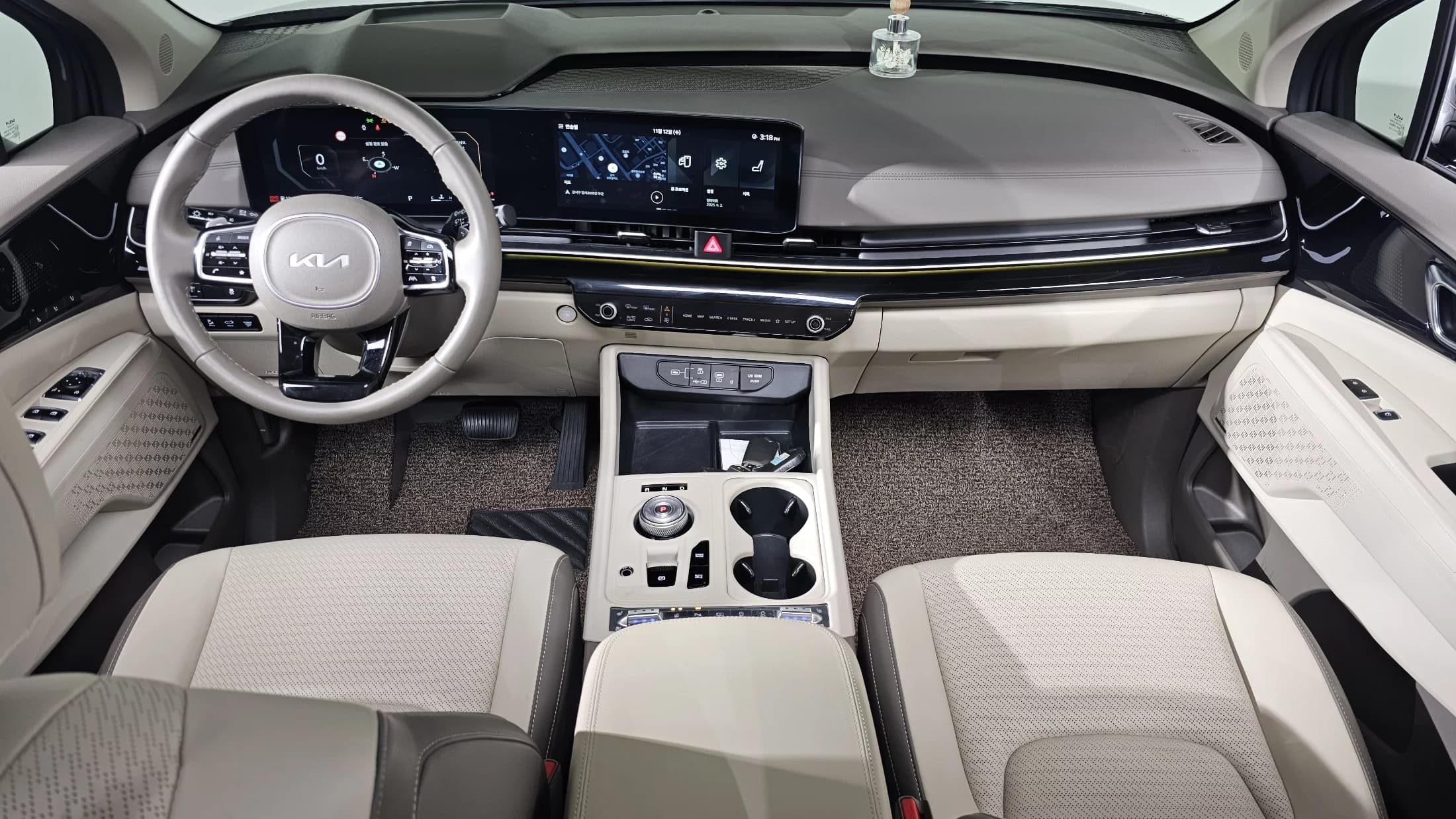 Kia Carnival 9-Seater Signature, 2024 г. 29576 км. — фото 6