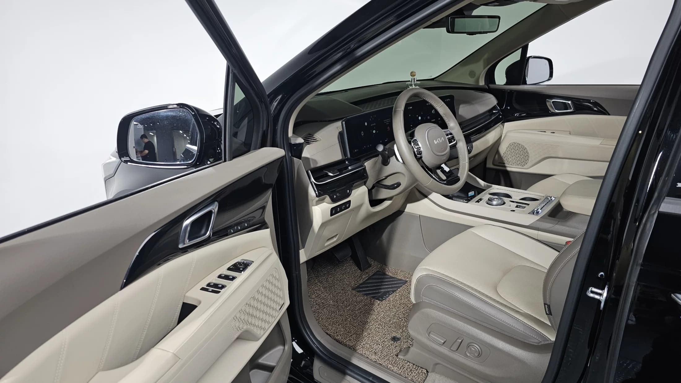 Kia Carnival 9-Seater Signature, 2024 г. 29576 км. — фото 10