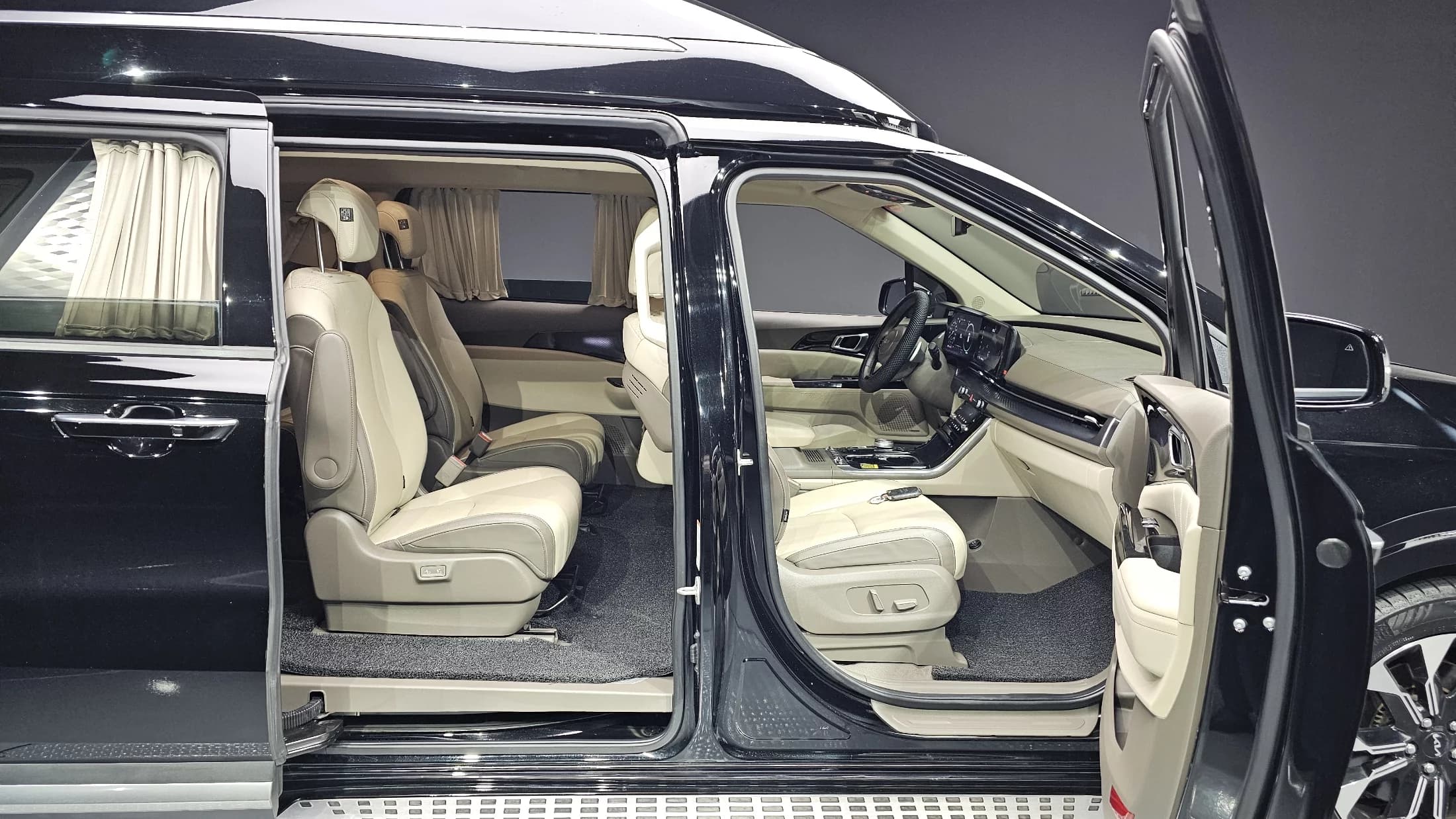 Kia Carnival 9-Seater Hi-Limousine Signature, 2022 г. 50495 км. — фото 11