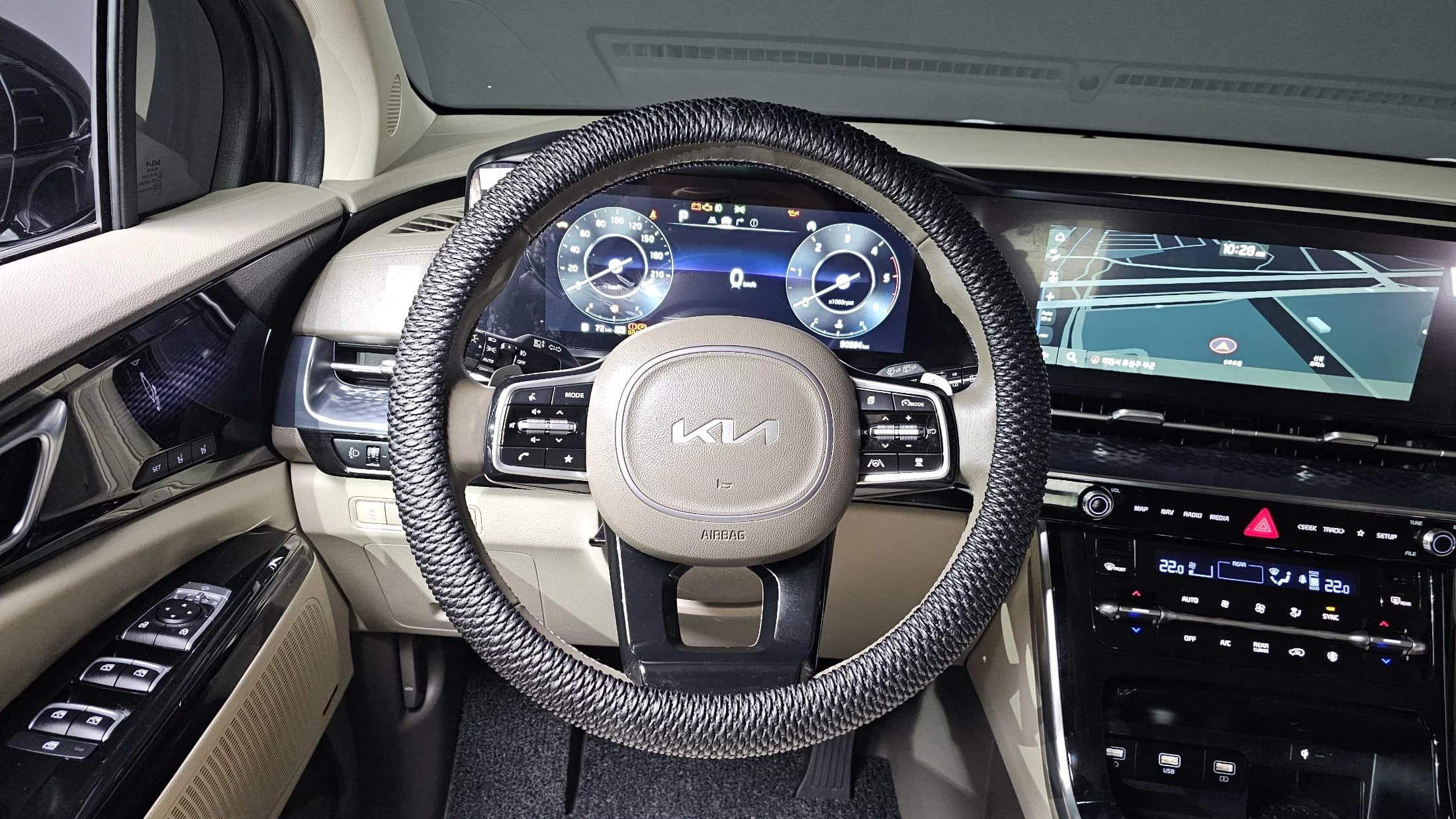 Kia Carnival 9-Seater Hi-Limousine Signature, 2022 г. 50495 км. — фото 13