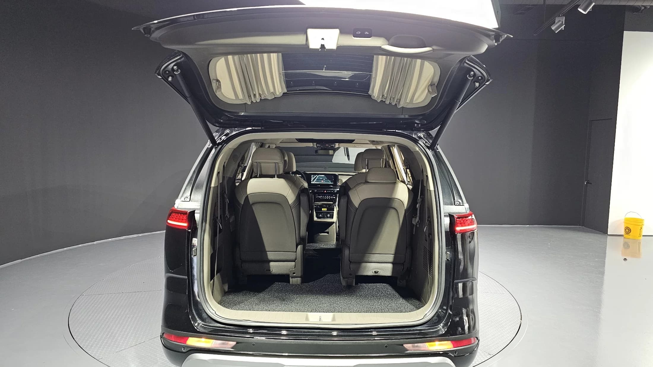 Kia Carnival 9-Seater Hi-Limousine Signature, 2022 г. 50495 км. — фото 20