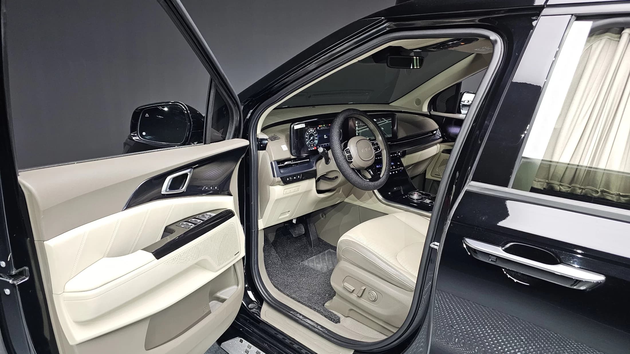 Kia Carnival 9-Seater Hi-Limousine Signature, 2022 г. 50495 км. — фото 10