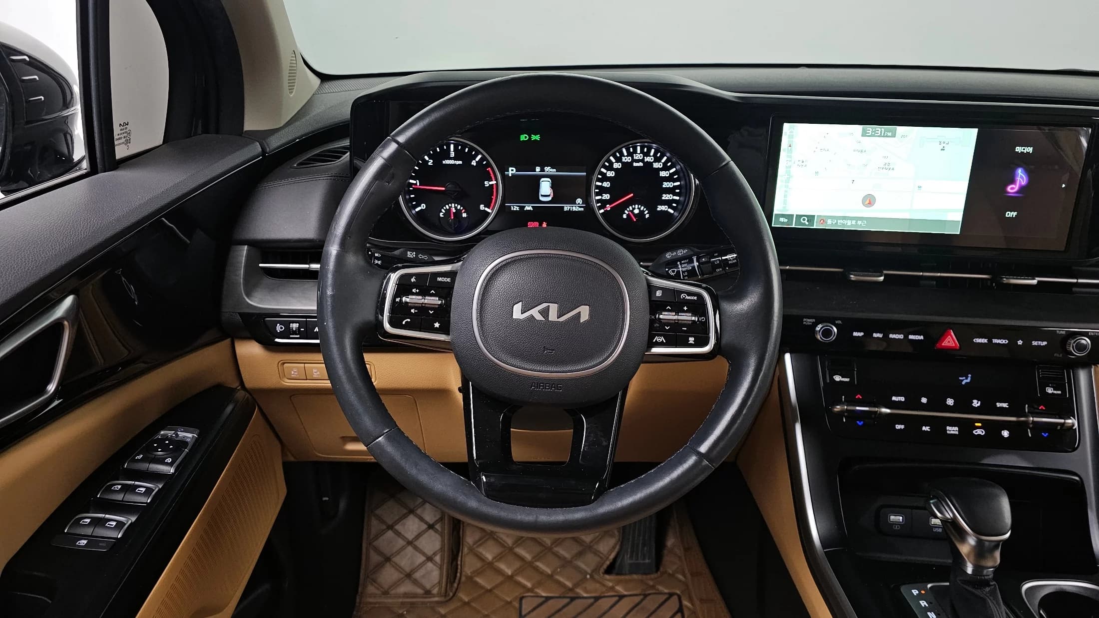 Kia Carnival 9-Seater Prestige, 2021 г. 37295 км. — фото 13