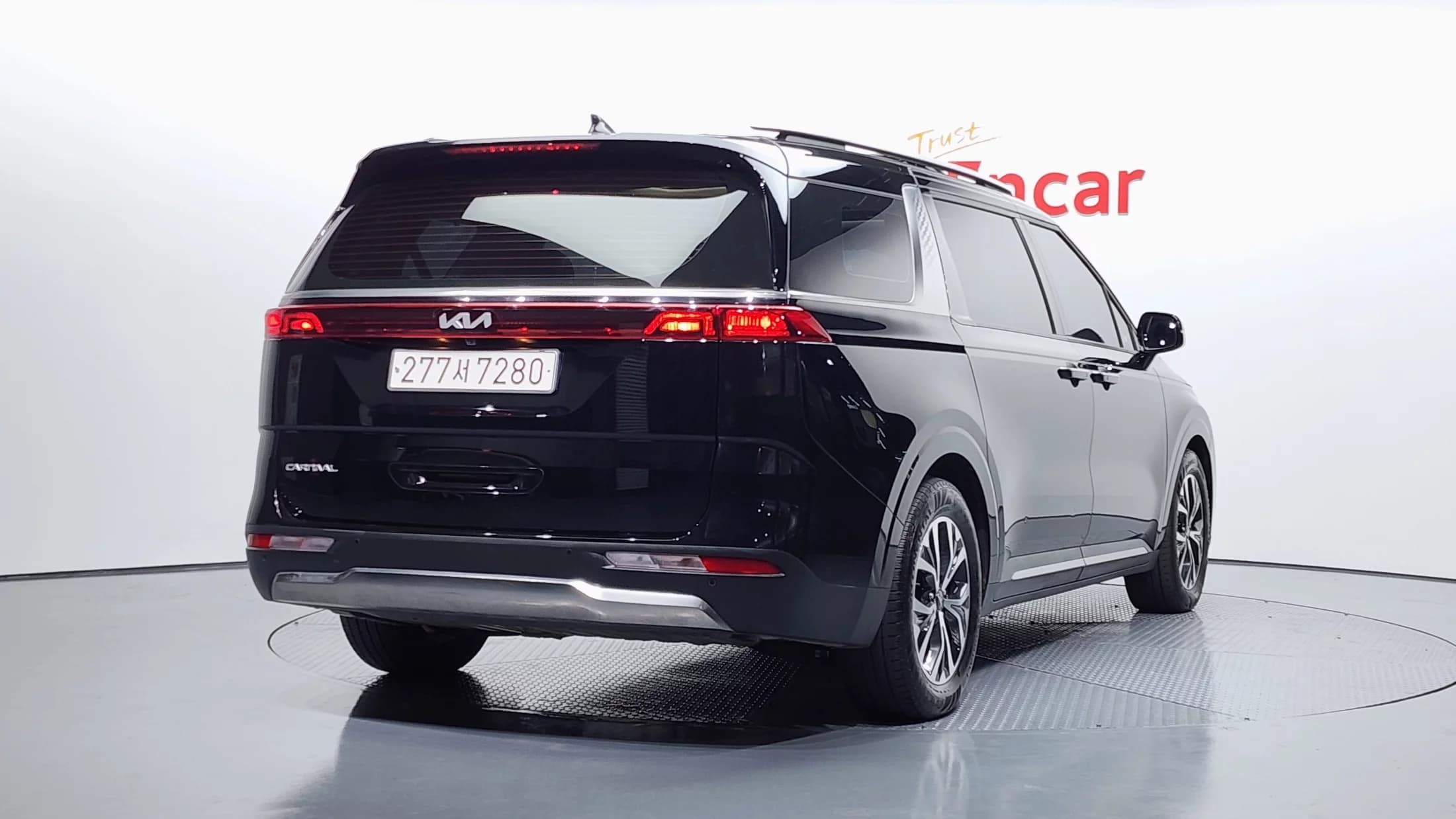 Kia Carnival 9-Seater Signature, 2023 г. 53670 км. — фото 2