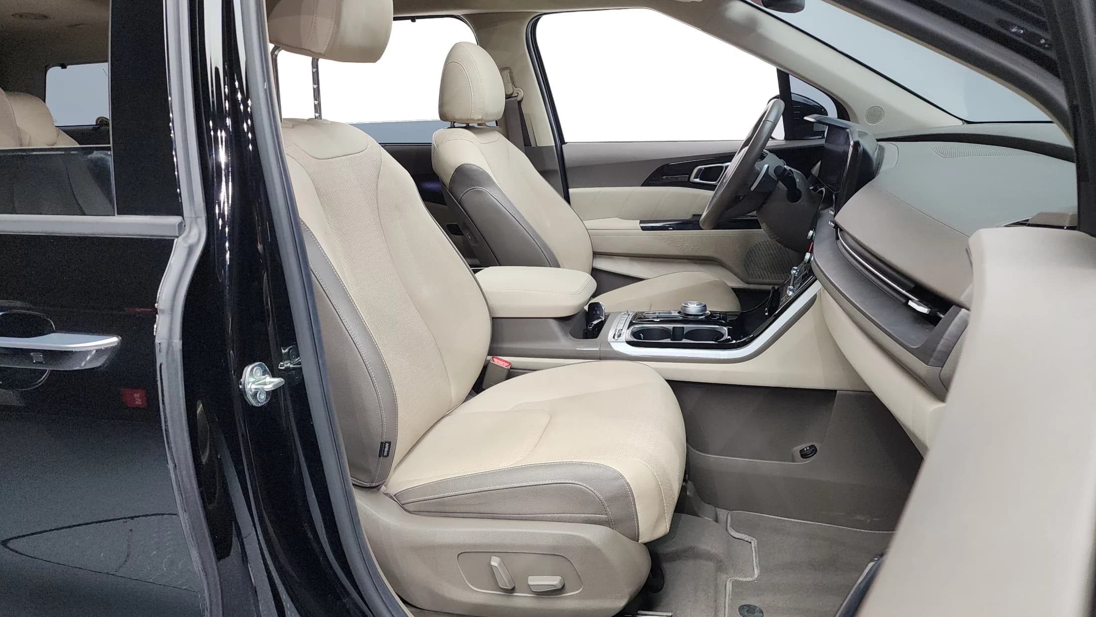 Kia Carnival 9-Seater Signature, 2023 г. 53670 км. — фото 11