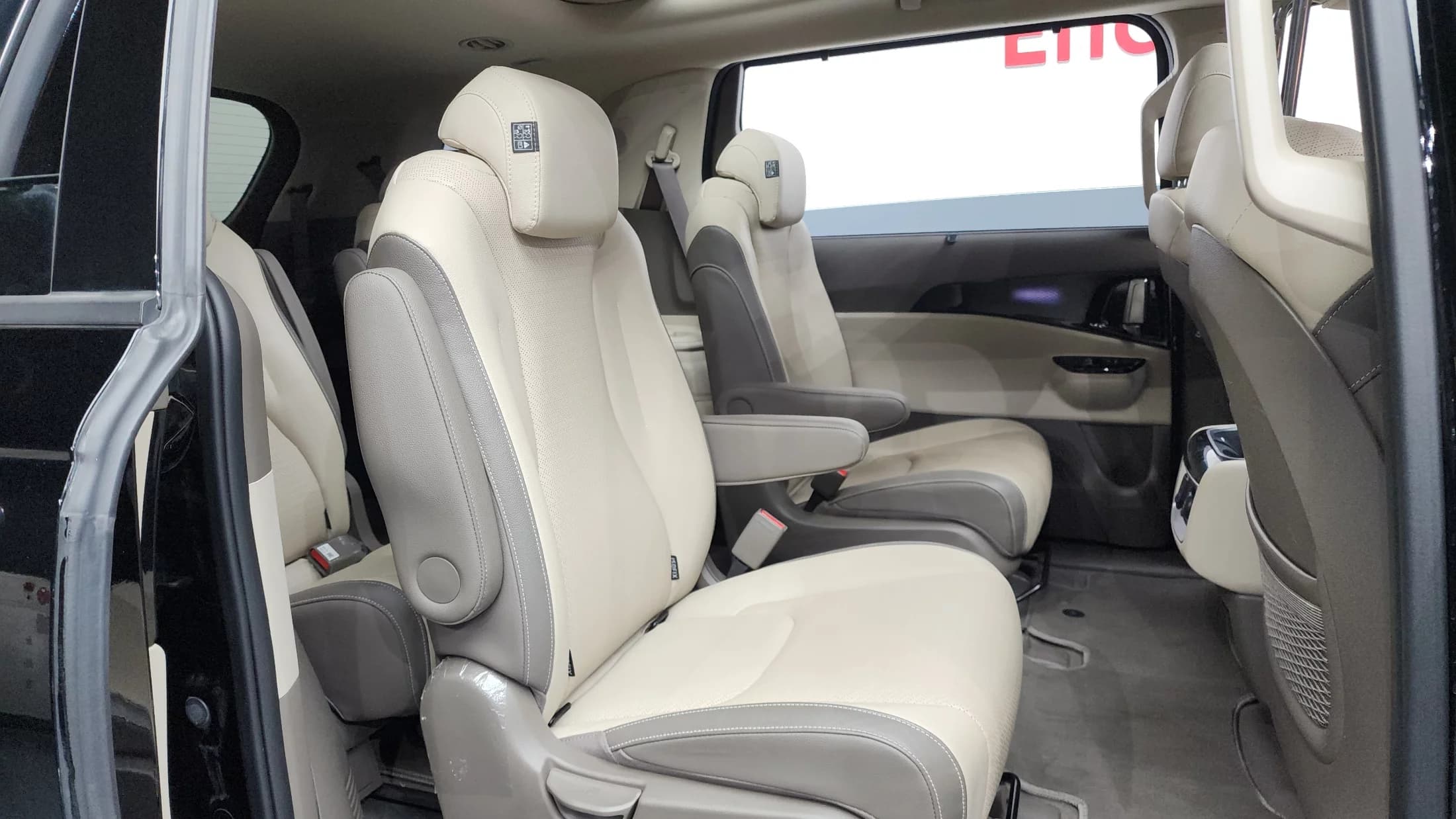 Kia Carnival 9-Seater Signature, 2023 г. 53670 км. — фото 12