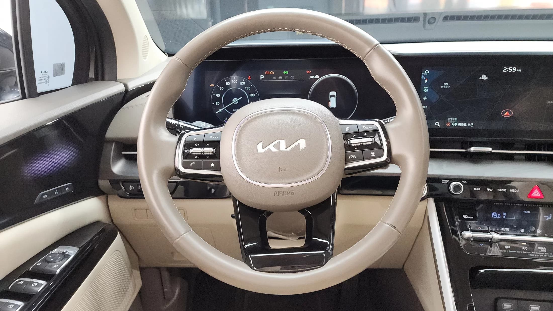 Kia Carnival 9-Seater Signature, 2023 г. 53670 км. — фото 13