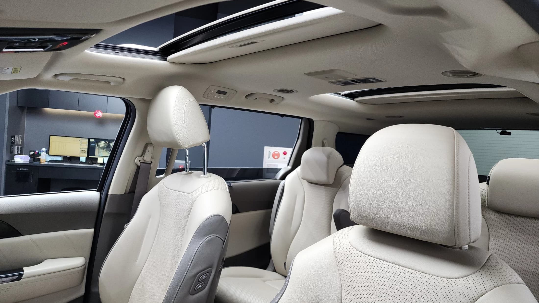 Kia Carnival 9-Seater Signature, 2023 г. 53670 км. — фото 17