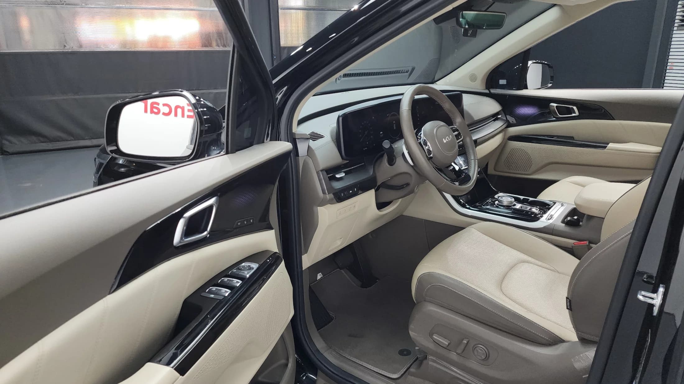 Kia Carnival 9-Seater Signature, 2023 г. 53670 км. — фото 10