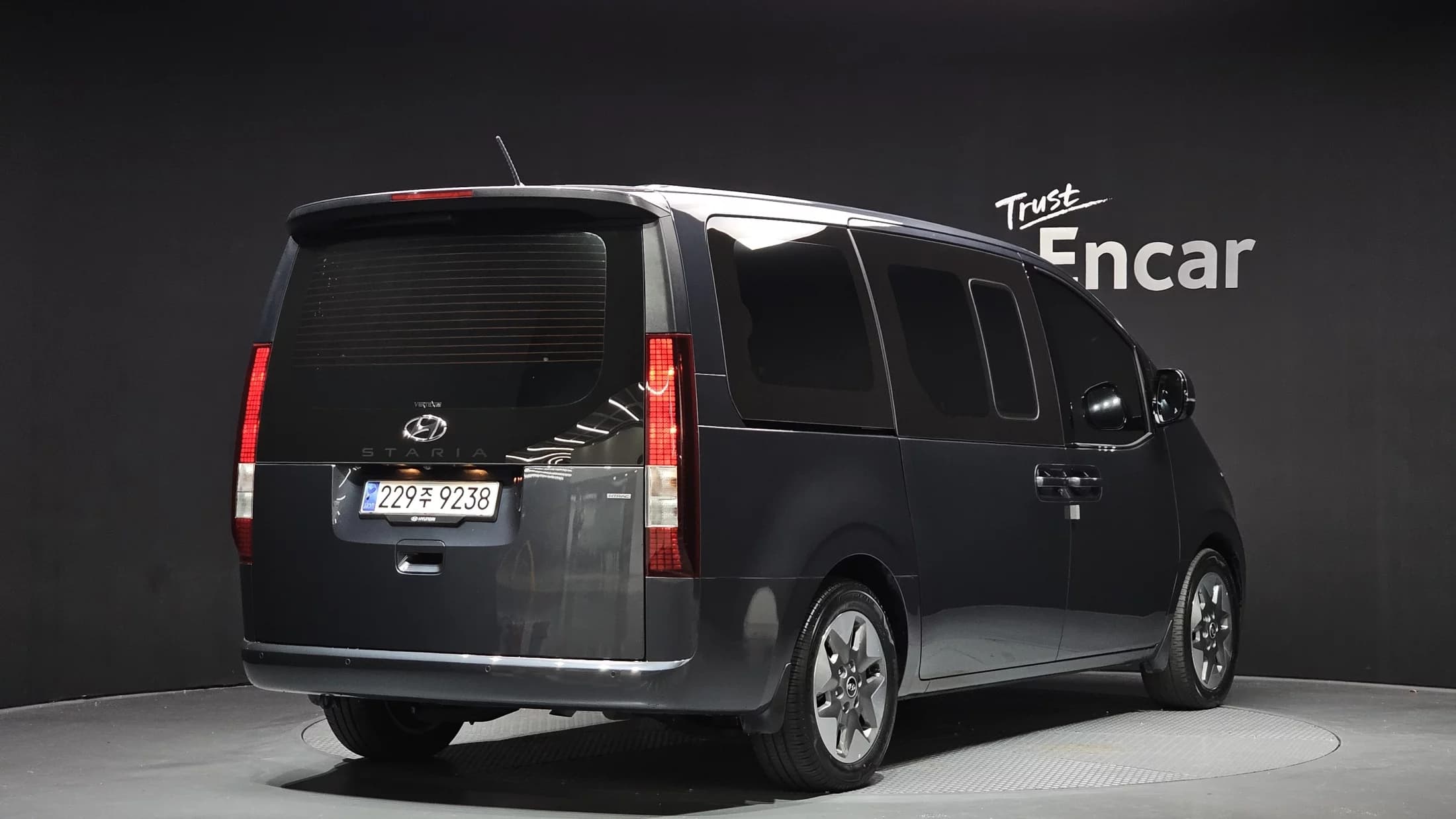 Hyundai Staria 4WD Tourer 9-Seater Modern, 2023 г. 20393 км. — фото 2