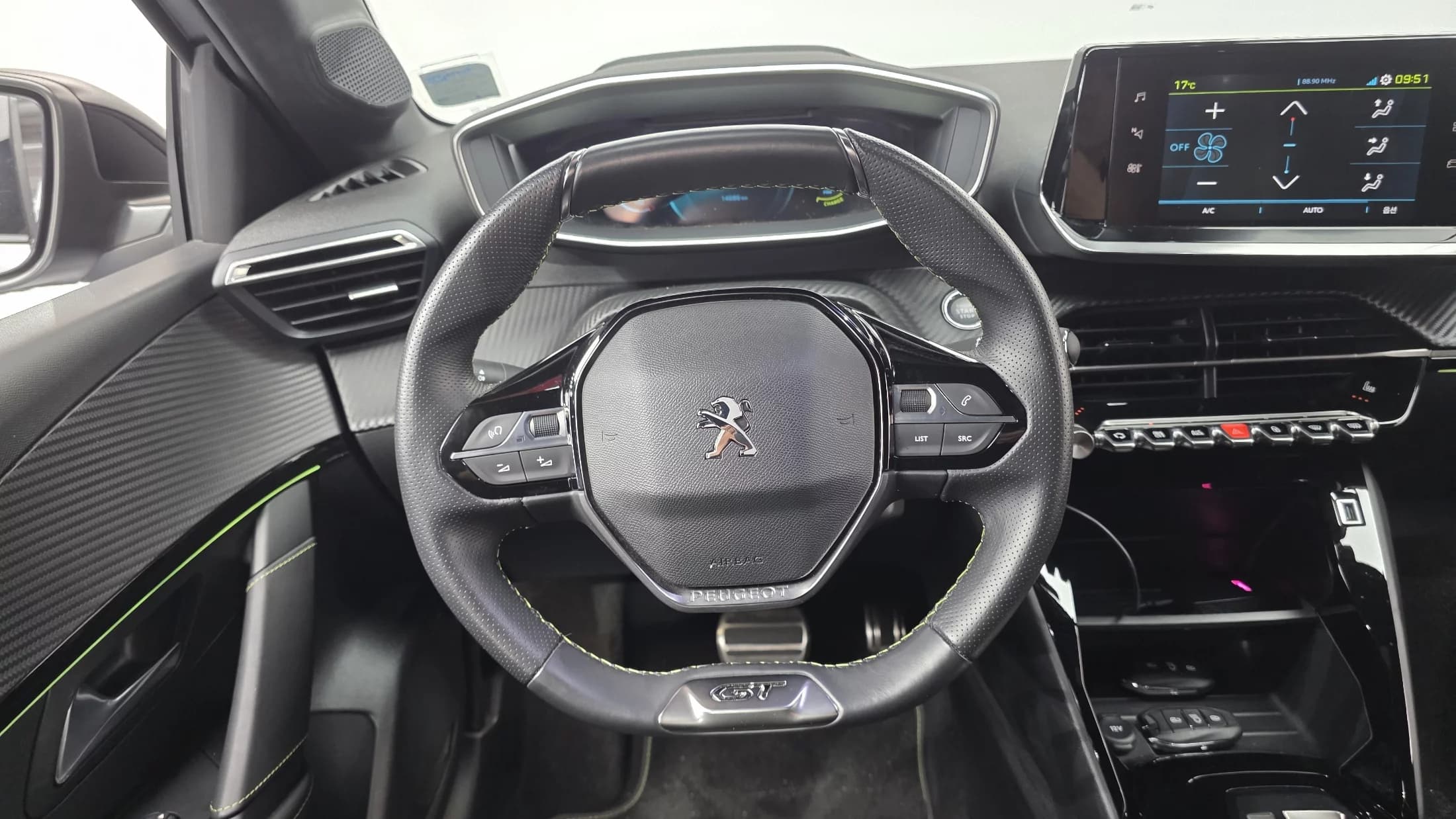 Peugeot 208 GT, электромобиль, 2023 г. 14795 км. — фото 13