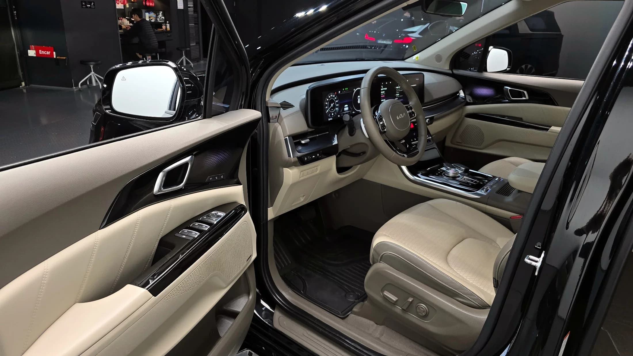 Kia Carnival 7-Seater Hi-Limousine Signature, 2022 г. 51388 км. — фото 11