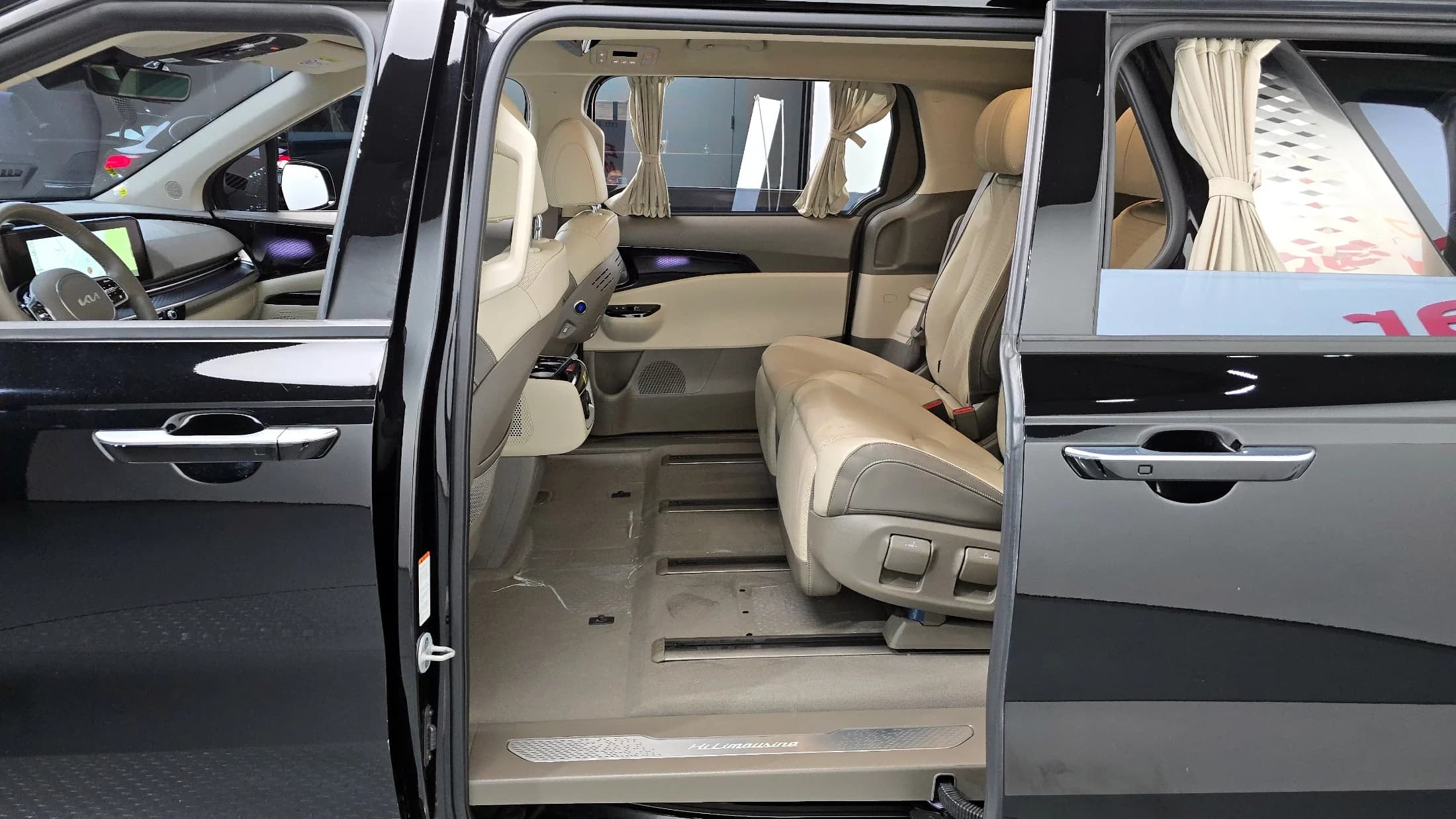 Kia Carnival 7-Seater Hi-Limousine Signature, 2022 г. 51388 км. — фото 12