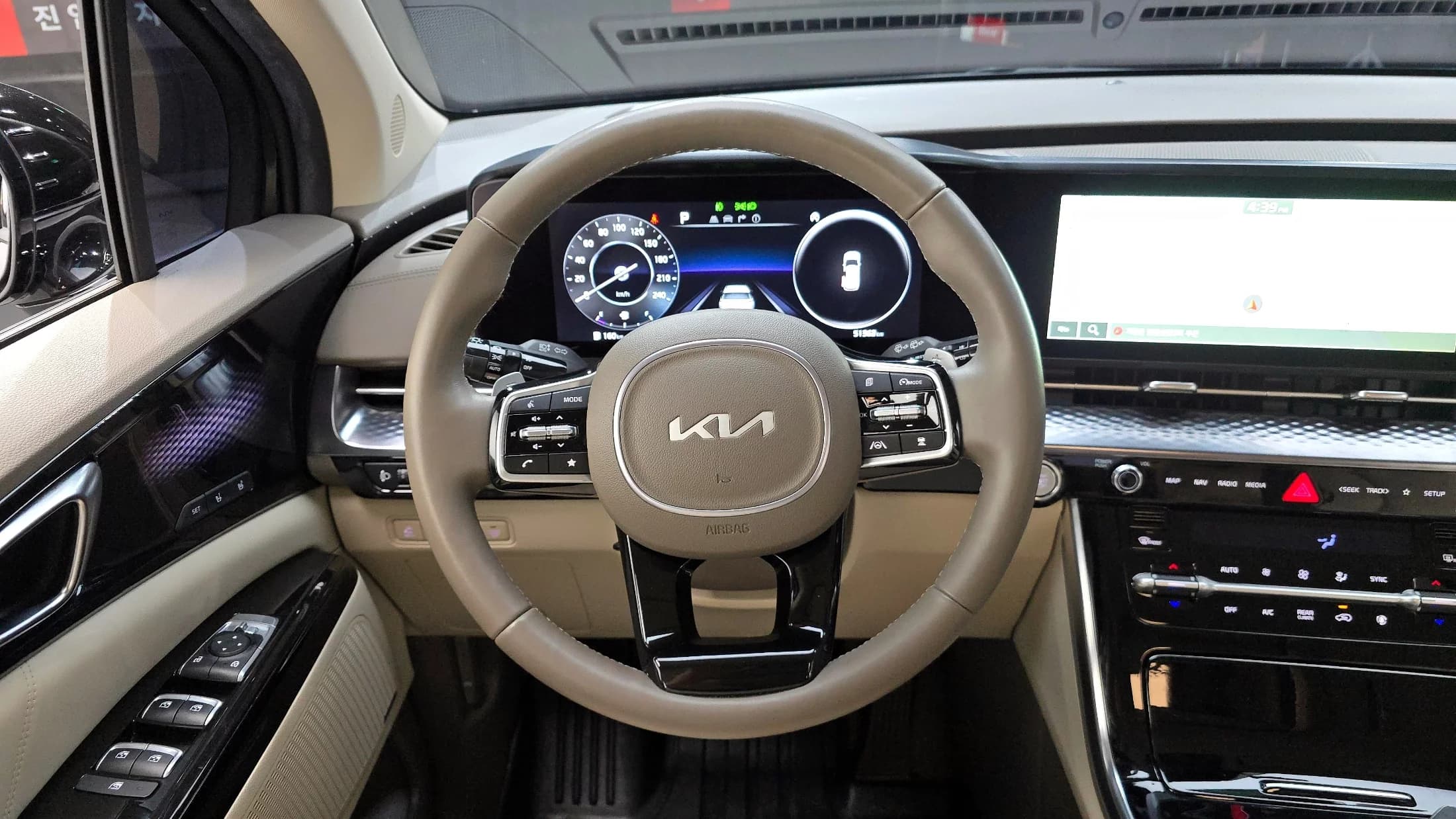 Kia Carnival 7-Seater Hi-Limousine Signature, 2022 г. 51388 км. — фото 13