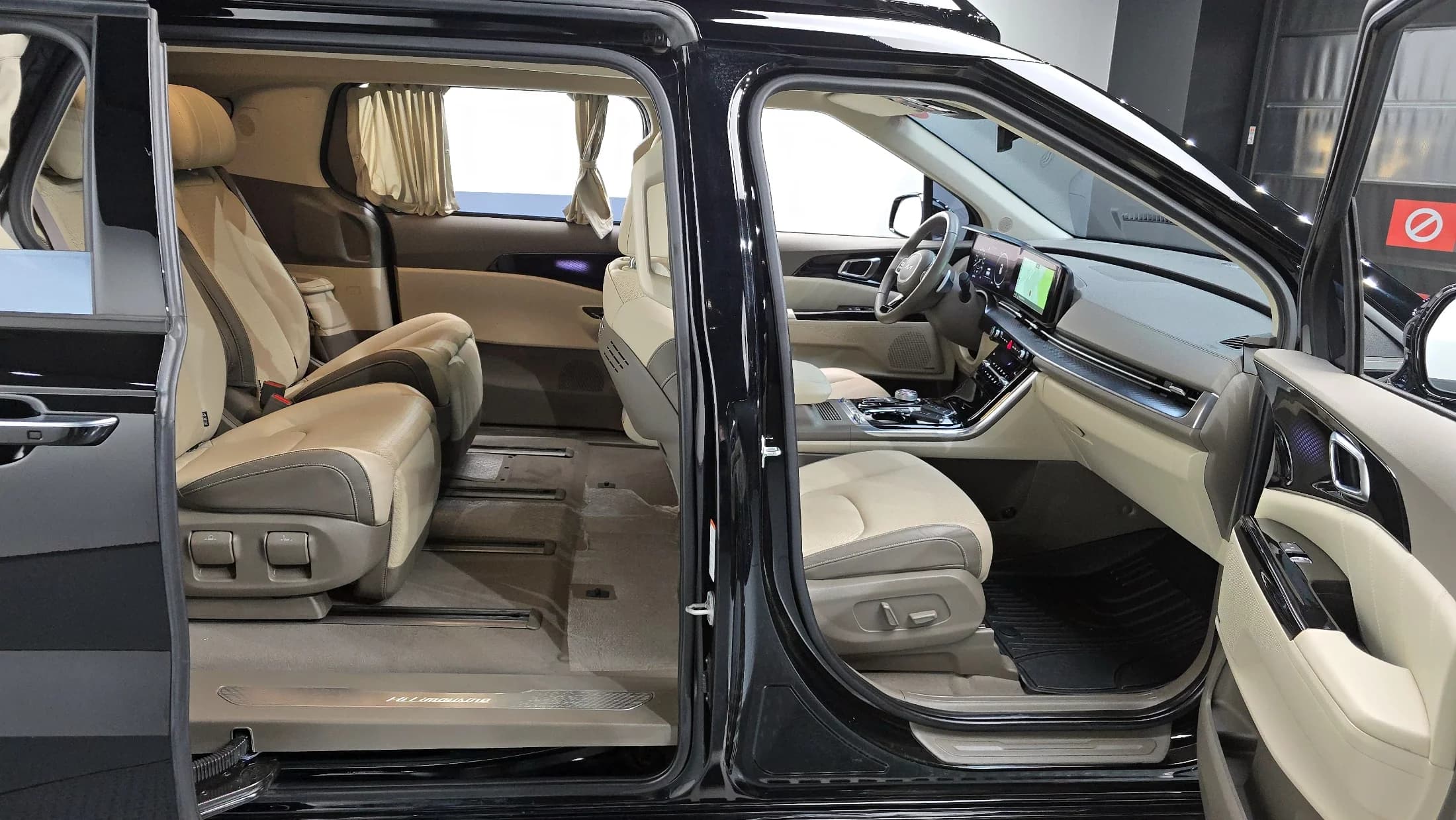 Kia Carnival 7-Seater Hi-Limousine Signature, 2022 г. 51388 км. — фото 10