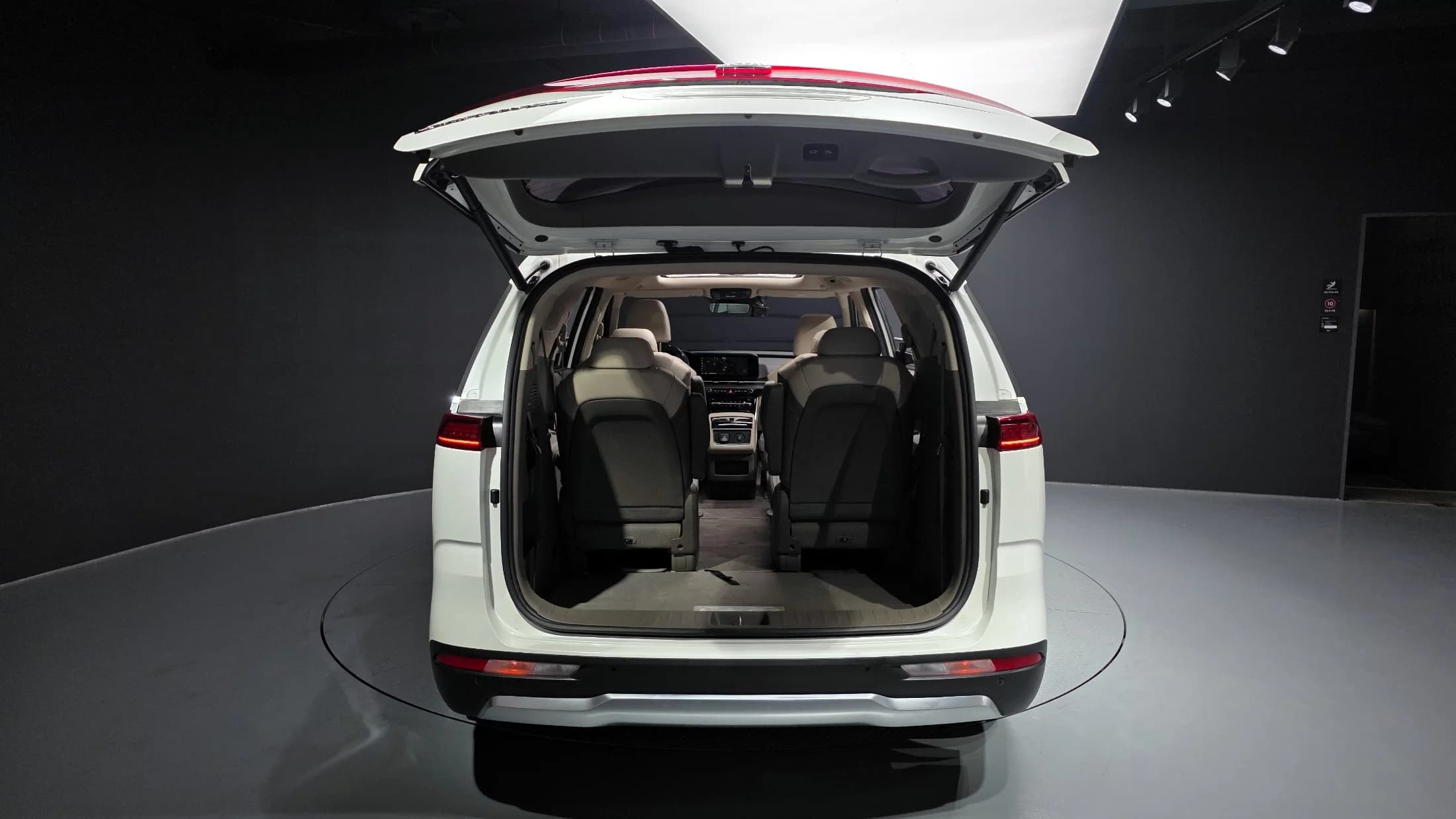 Kia Carnival 9-Seater Signature, 2021 г. 66833 км. — фото 20
