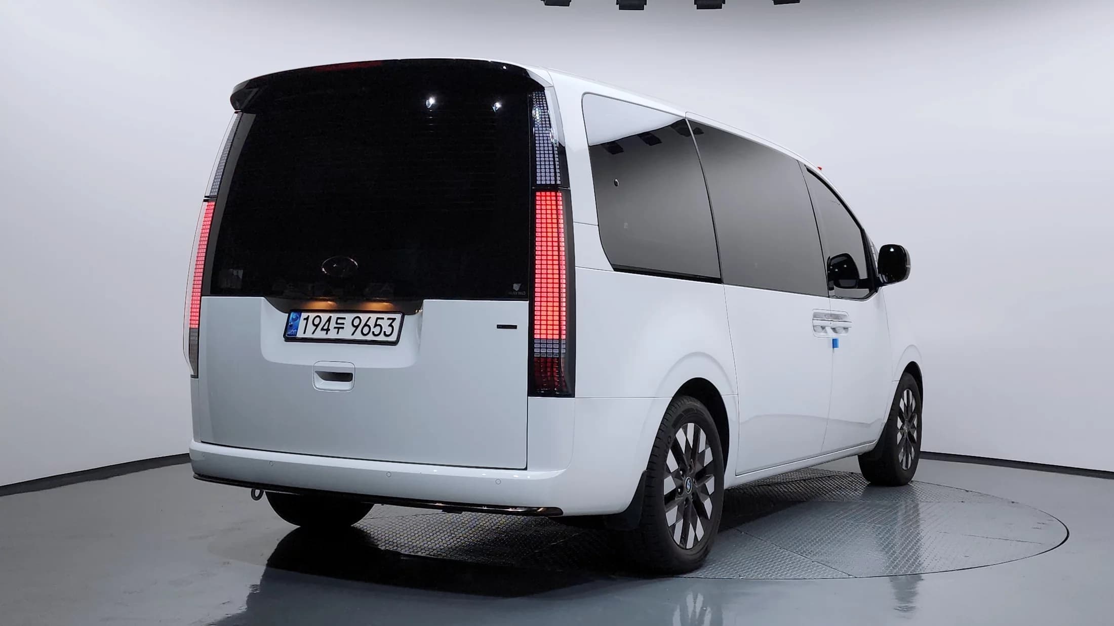 Hyundai Staria 4WD Lounge 9-Seater Inspiration, 2021 г. 30603 км. — фото 2