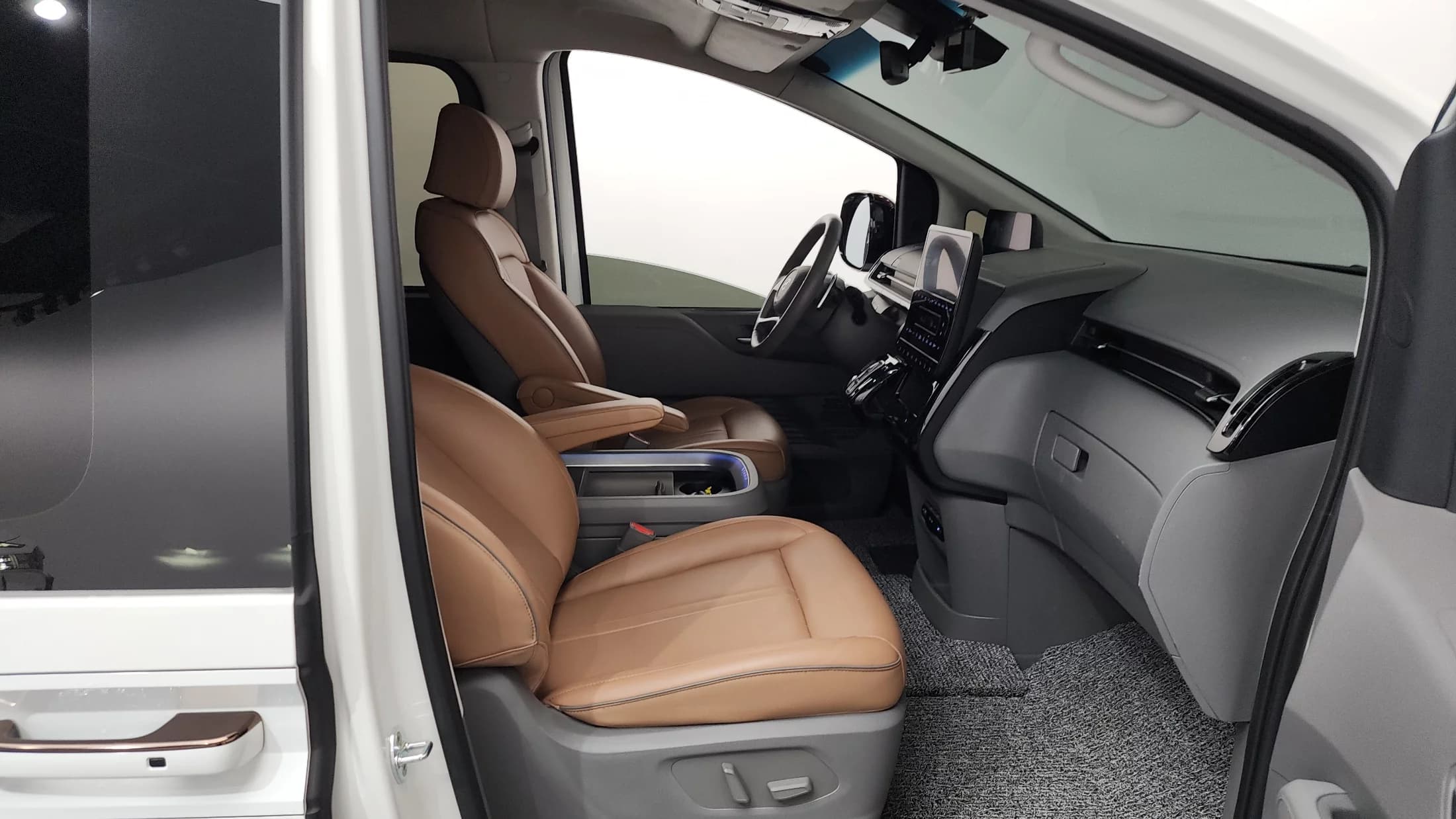Hyundai Staria 4WD Lounge 9-Seater Inspiration, 2021 г. 30603 км. — фото 11
