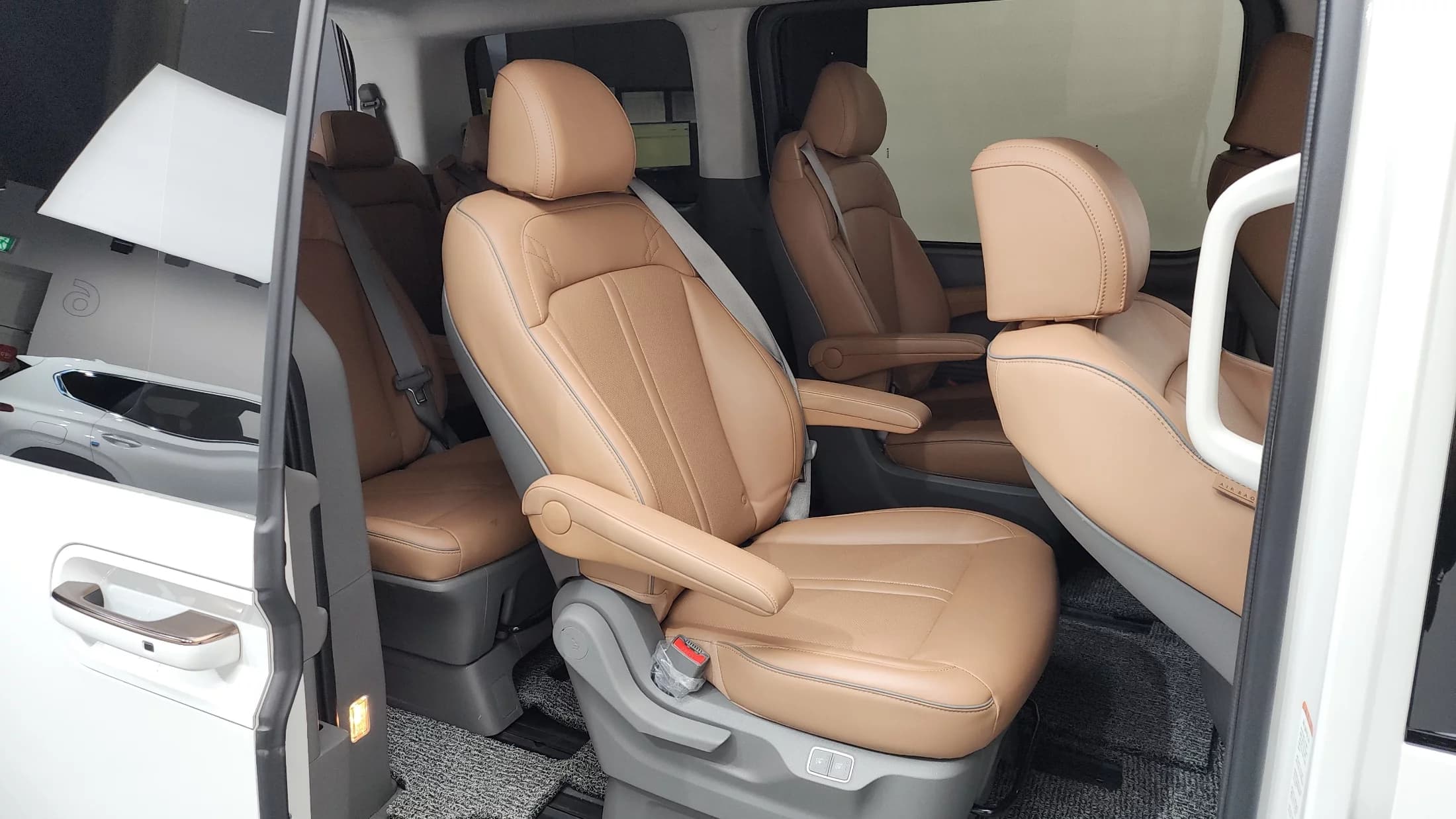 Hyundai Staria 4WD Lounge 9-Seater Inspiration, 2021 г. 30603 км. — фото 12