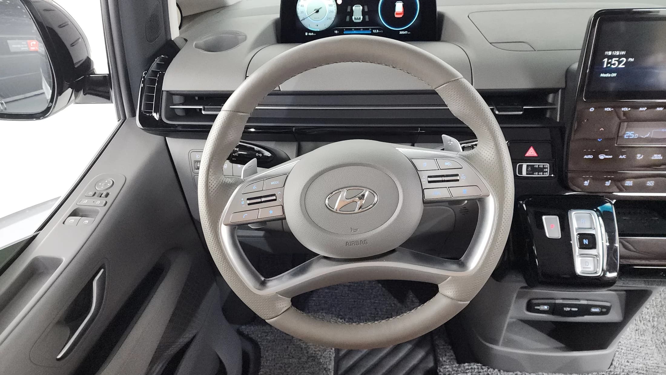 Hyundai Staria 4WD Lounge 9-Seater Inspiration, 2021 г. 30603 км. — фото 13