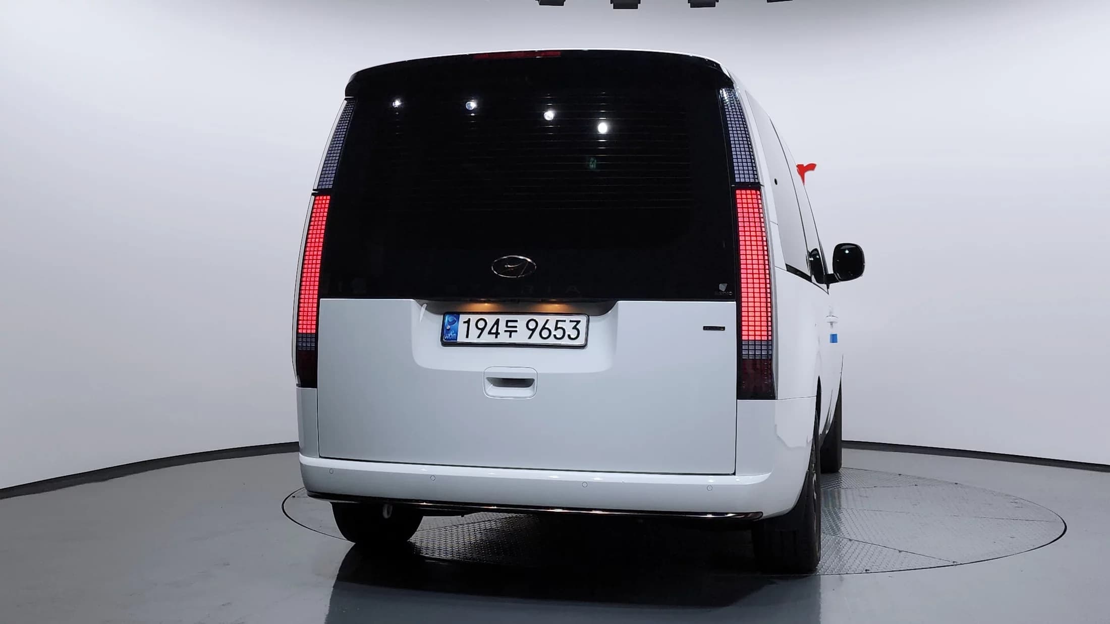 Hyundai Staria 4WD Lounge 9-Seater Inspiration, 2021 г. 30603 км. — фото 4