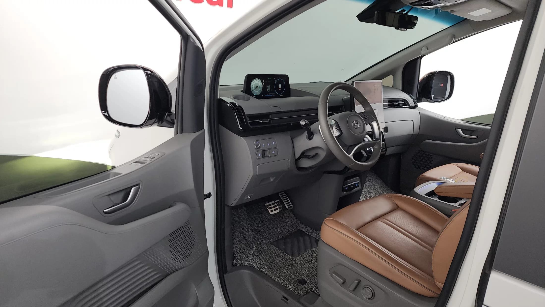 Hyundai Staria 4WD Lounge 9-Seater Inspiration, 2021 г. 30603 км. — фото 10
