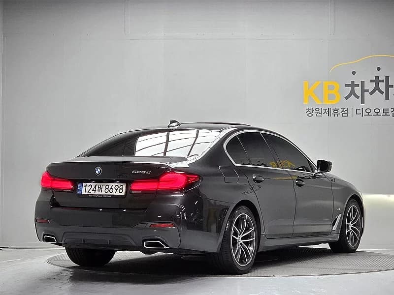 BMW 5-Series 523d M Sport, 2021 г. 130655 км. — фото 2