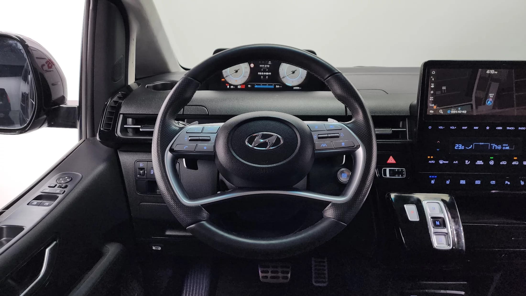 Hyundai Staria Lounge 9-Seater Prestige, 2023 г. 64409 км. — фото 14